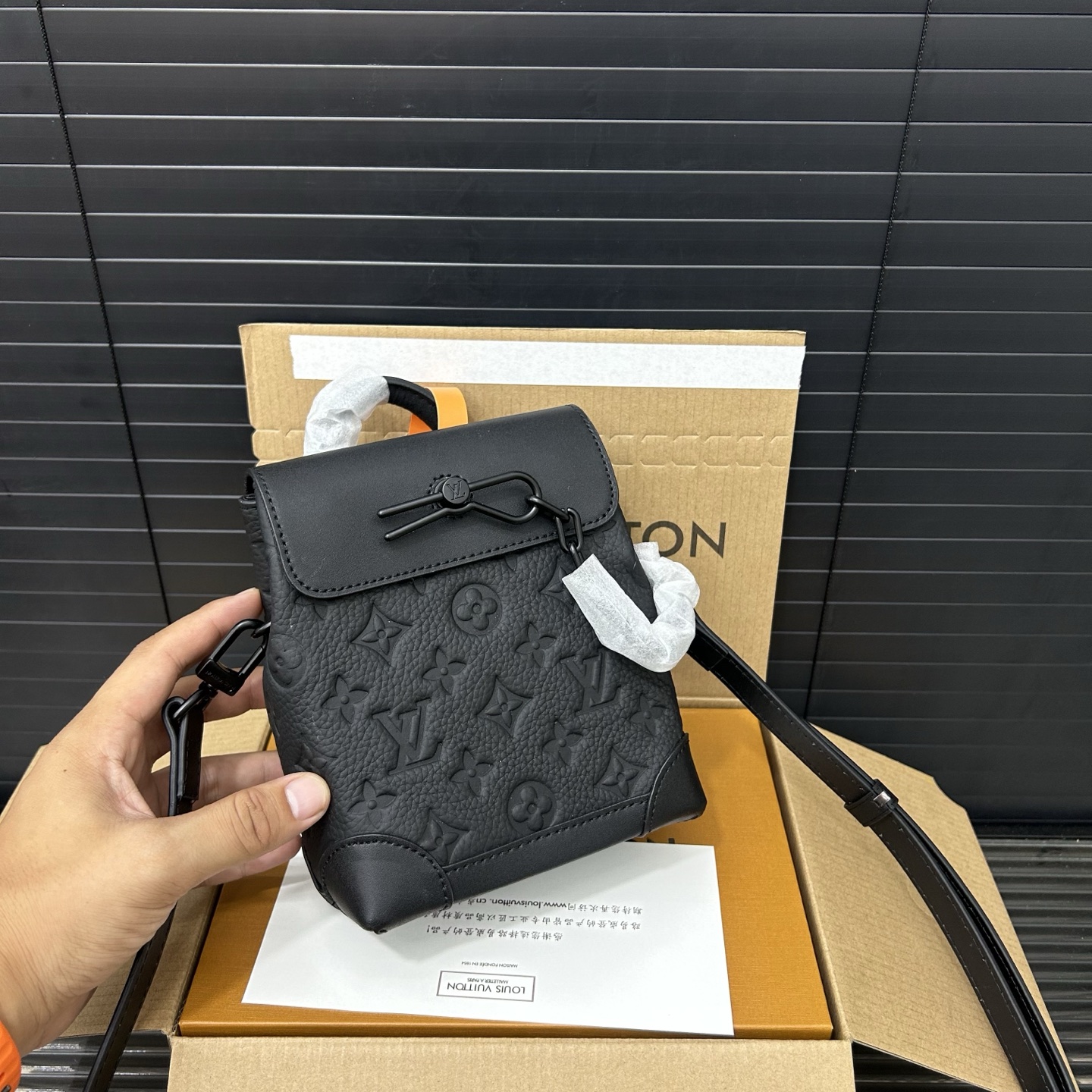 P210 Louisvuitton 路易威登
LV Steamer nano牛皮手袋 单肩包 情侣款斜挎包 实物拍摄 原厂原版面料  配送防尘袋 折叠礼盒 18 x 15 cm。