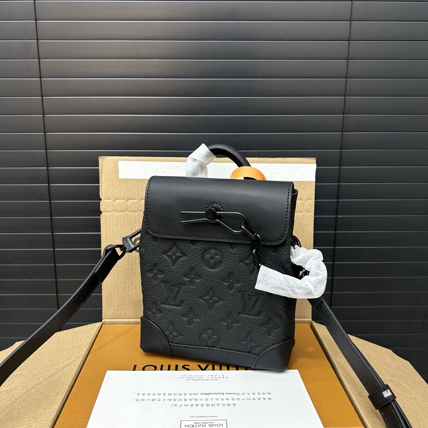 P210 Louisvuitton 路易威登
LV Steamer nano牛皮手袋 单肩包 情侣款斜挎包 实物拍摄 原厂原版面料  配送防尘袋 折叠礼盒 18 x 15 cm。