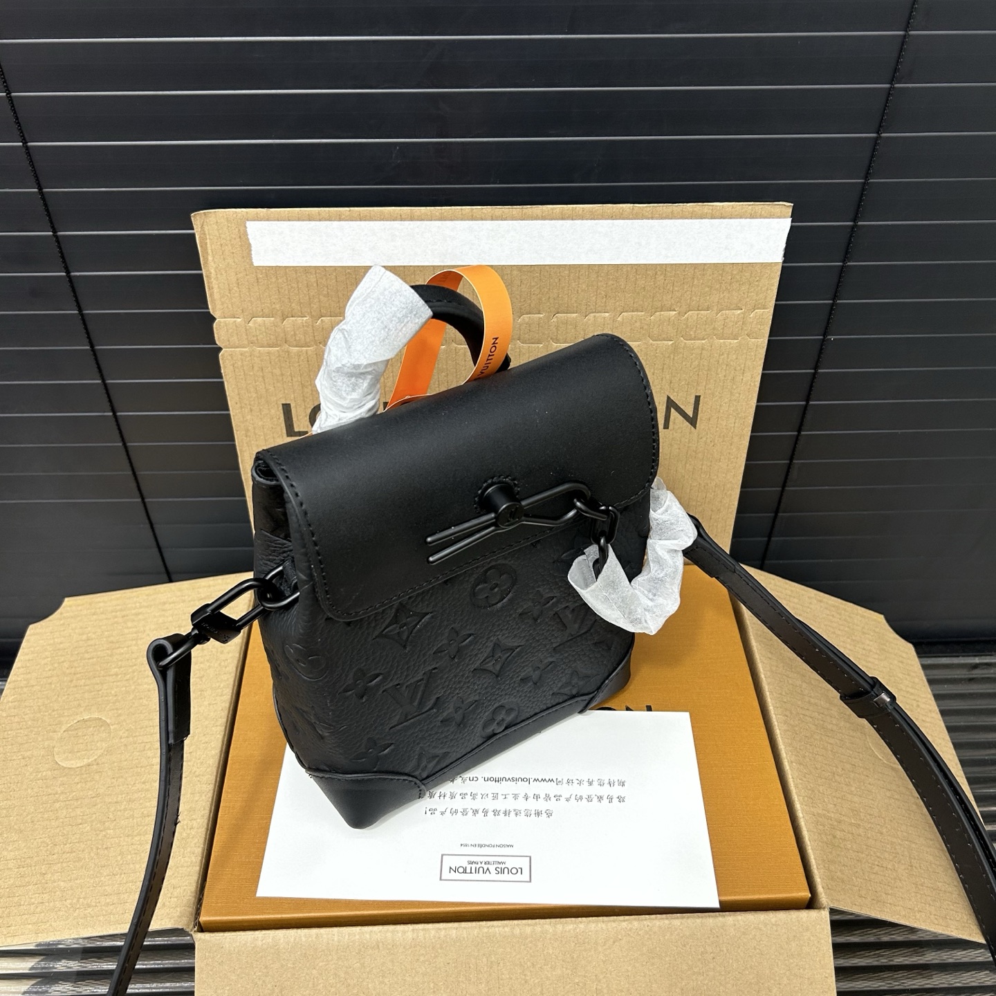 P210 Louisvuitton 路易威登
LV Steamer nano牛皮手袋 单肩包 情侣款斜挎包 实物拍摄 原厂原版面料  配送防尘袋 折叠礼盒 18 x 15 cm。