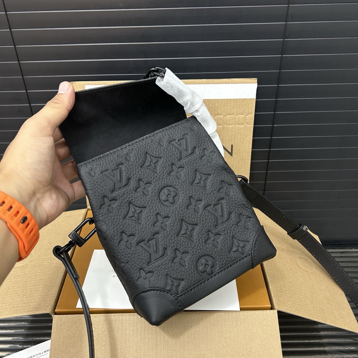 P210 Louisvuitton 路易威登
LV Steamer nano牛皮手袋 单肩包 情侣款斜挎包 实物拍摄 原厂原版面料  配送防尘袋 折叠礼盒 18 x 15 cm。