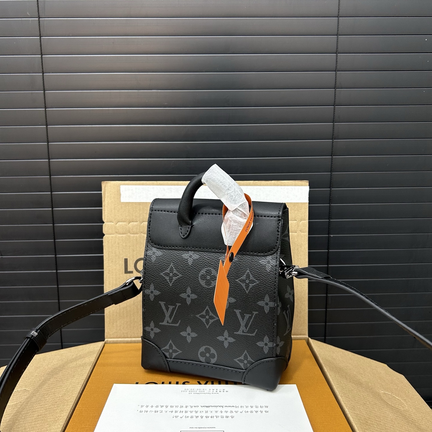 P190 Louisvuitton 路易威登
LV Steamer nano牛皮手袋 单肩包 情侣款斜挎包 实物拍摄 原厂原版面料  配送防尘袋 折叠礼盒 18 x 15 cm。