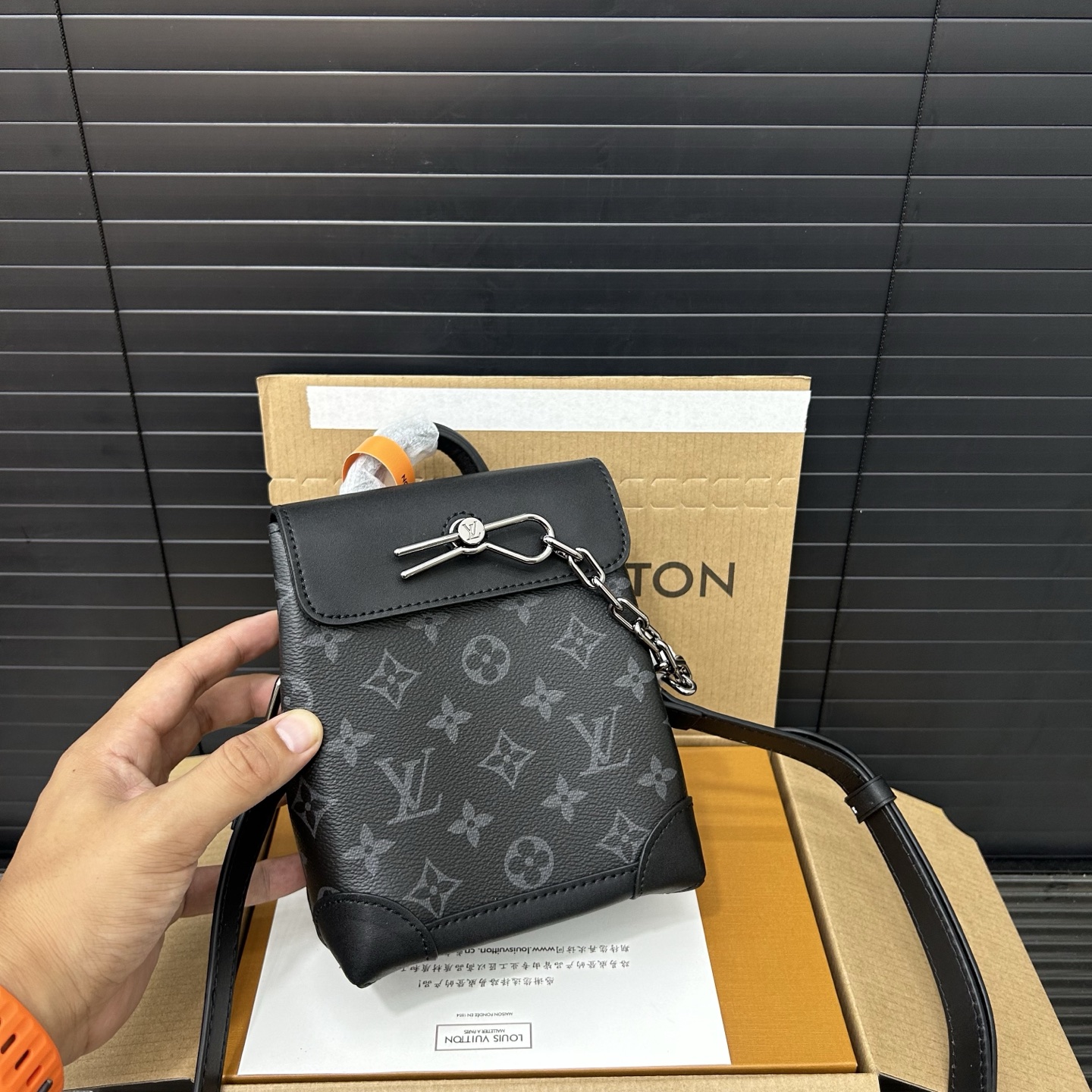 P190 Louisvuitton 路易威登
LV Steamer nano牛皮手袋 单肩包 情侣款斜挎包 实物拍摄 原厂原版面料  配送防尘袋 折叠礼盒 18 x 15 cm。