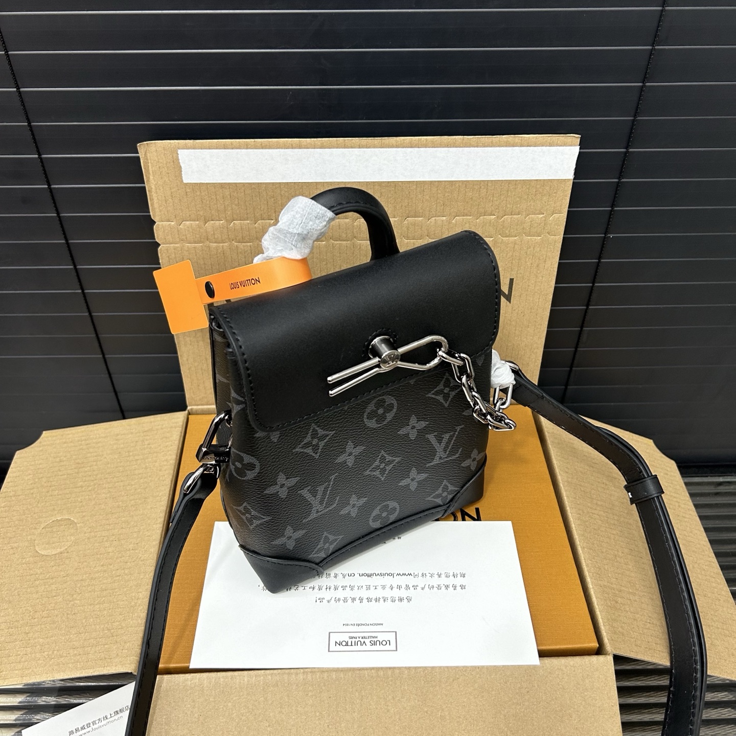 P190 Louisvuitton 路易威登
LV Steamer nano牛皮手袋 单肩包 情侣款斜挎包 实物拍摄 原厂原版面料  配送防尘袋 折叠礼盒 18 x 15 cm。