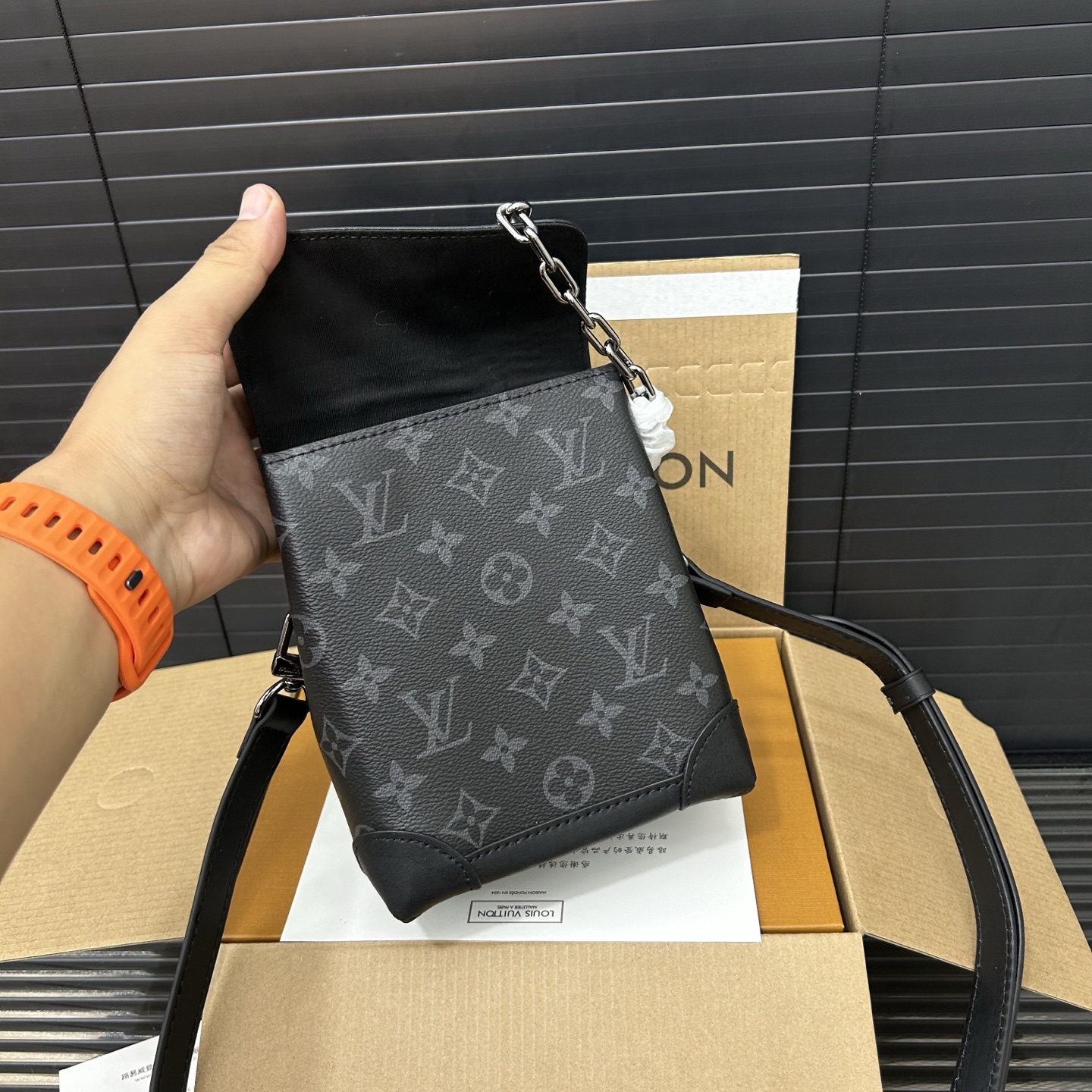 P190 Louisvuitton 路易威登
LV Steamer nano牛皮手袋 单肩包 情侣款斜挎包 实物拍摄 原厂原版面料  配送防尘袋 折叠礼盒 18 x 15 cm。