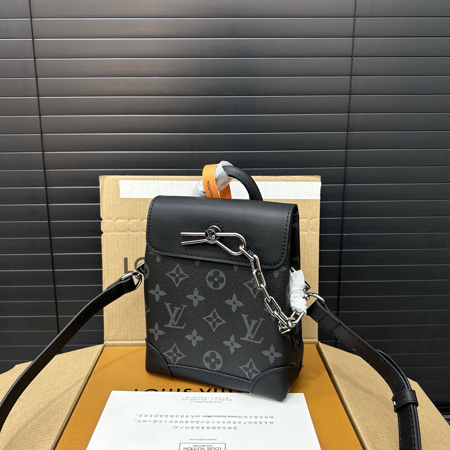 P190 Louisvuitton 路易威登
LV Steamer nano牛皮手袋 单肩包 情侣款斜挎包 实物拍摄 原厂原版面料  配送防尘袋 折叠礼盒 18 x 15 cm。