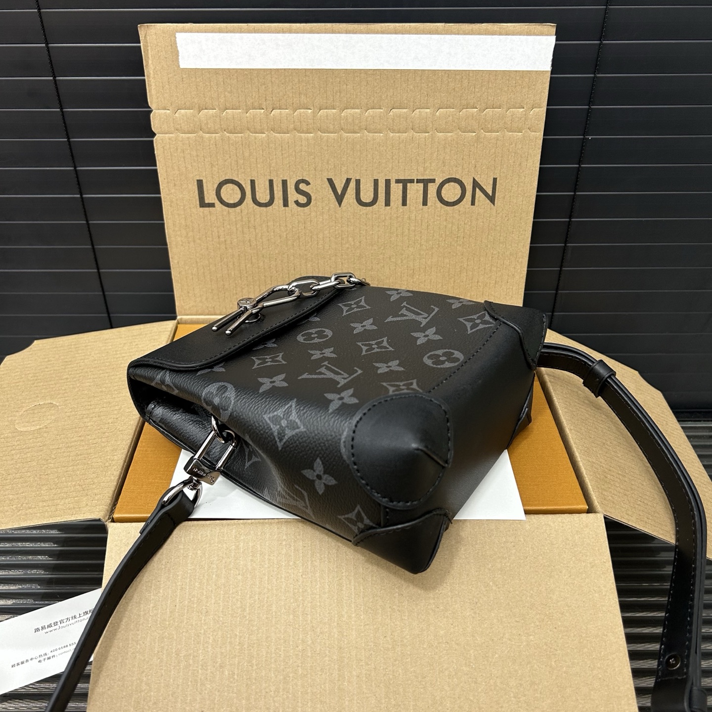 P190 Louisvuitton 路易威登
LV Steamer nano牛皮手袋 单肩包 情侣款斜挎包 实物拍摄 原厂原版面料  配送防尘袋 折叠礼盒 18 x 15 cm。