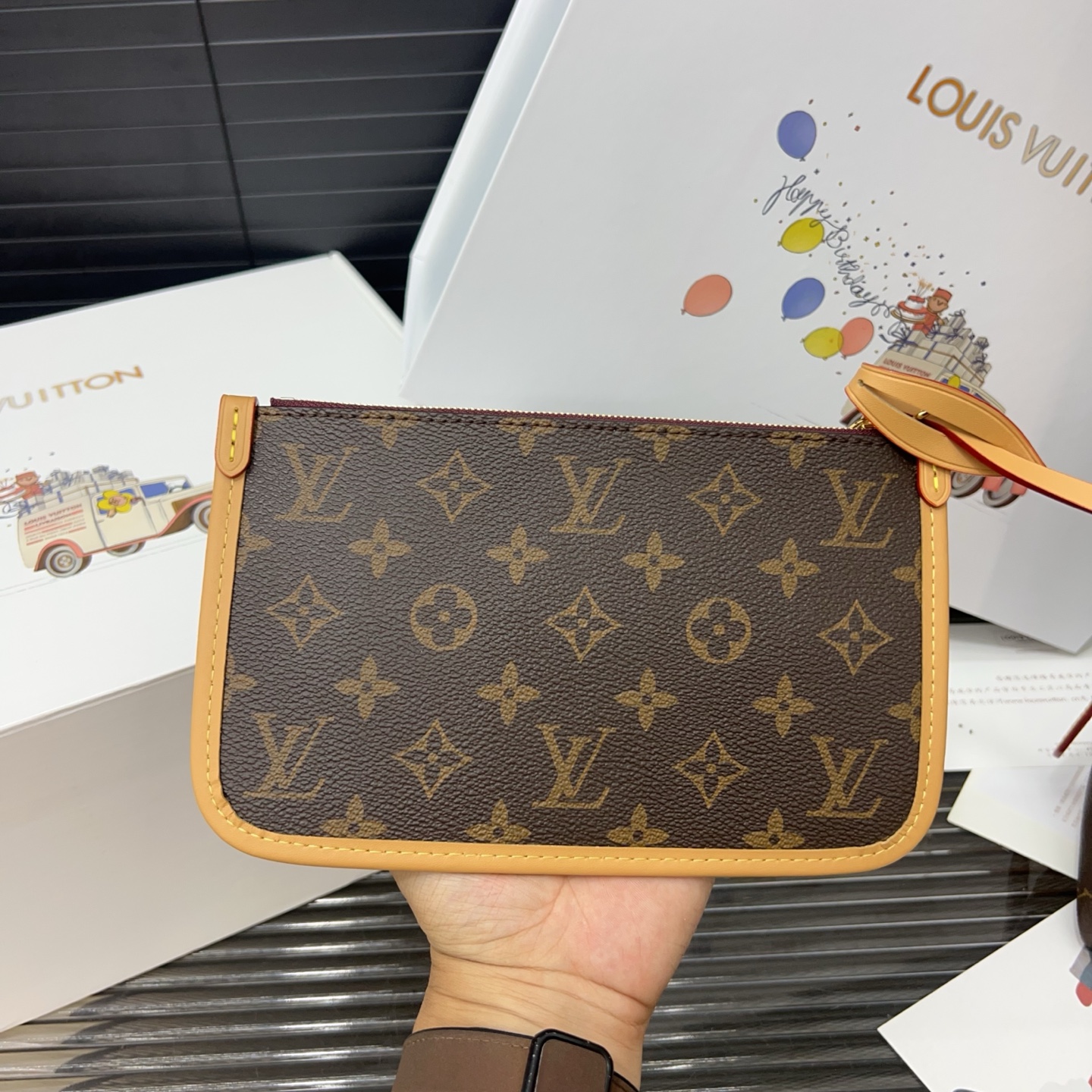 P250 Louisvuitton 路易威登  
LV Carryall MM 托特机车包 单肩斜挎包 男女通用 实物拍摄 配送飞机礼盒  30 x 24 cm。