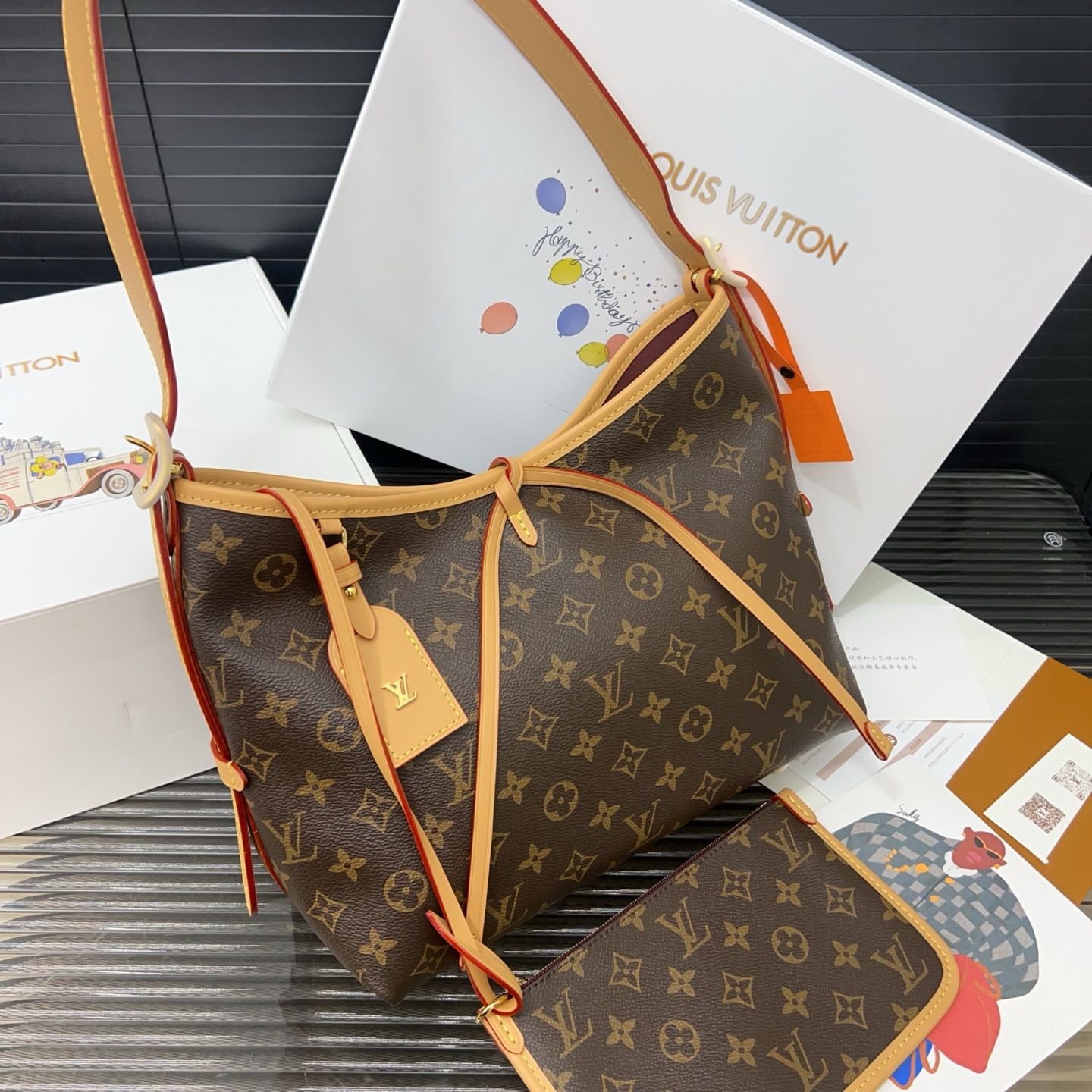 P250 Louisvuitton 路易威登  
LV Carryall MM 托特机车包 单肩斜挎包 男女通用 实物拍摄 配送飞机礼盒  30 x 24 cm。