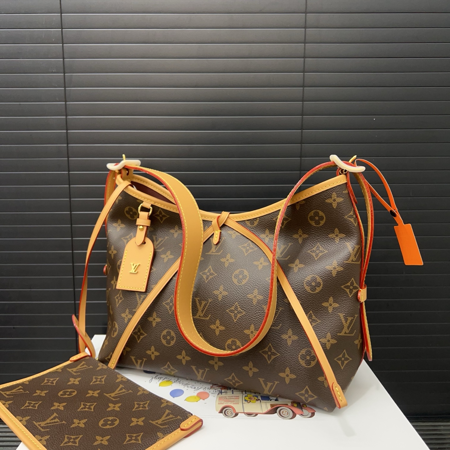 P250 Louisvuitton 路易威登  
LV Carryall MM 托特机车包 单肩斜挎包 男女通用 实物拍摄 配送飞机礼盒  30 x 24 cm。