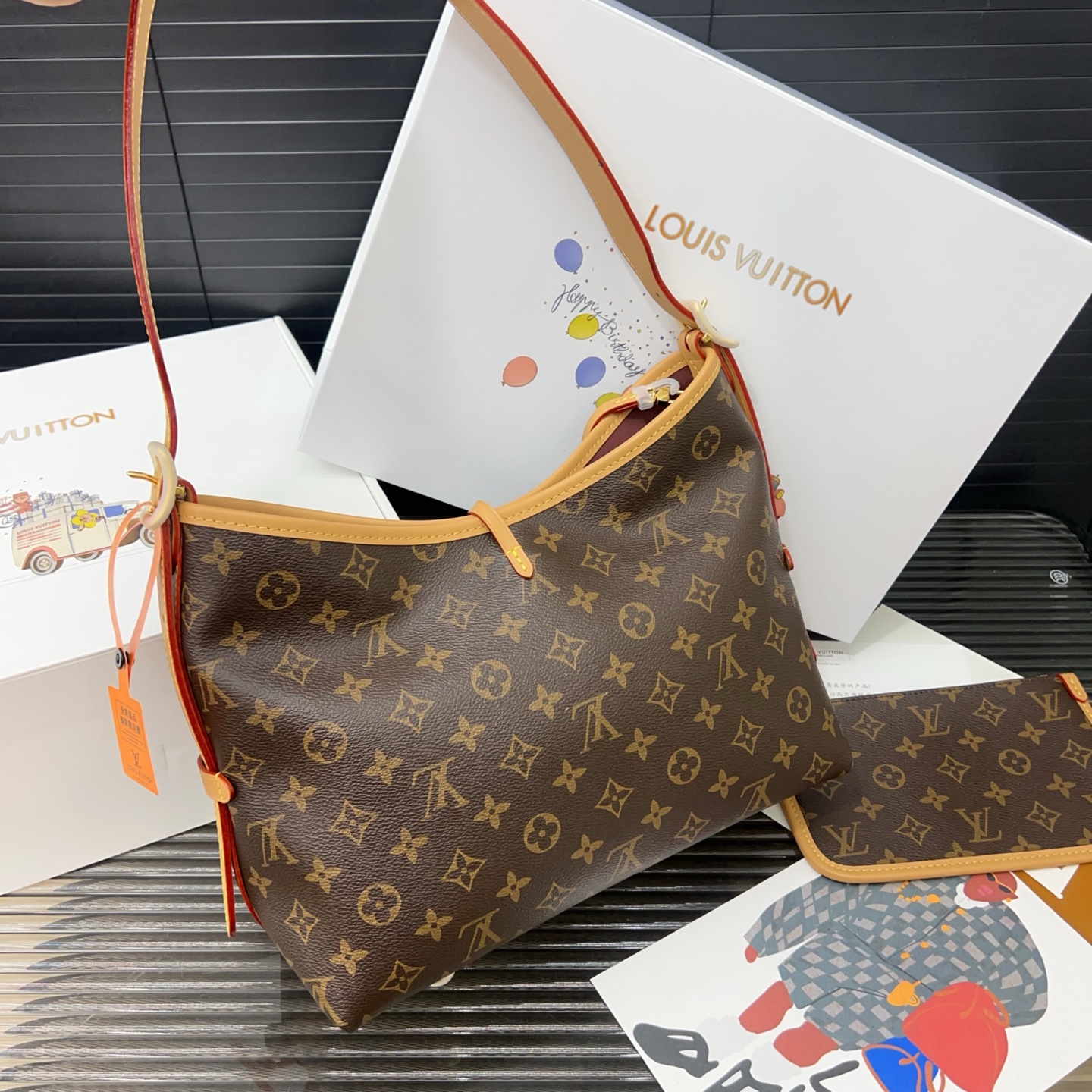 P250 Louisvuitton 路易威登  
LV Carryall MM 托特机车包 单肩斜挎包 男女通用 实物拍摄 配送飞机礼盒  30 x 24 cm。