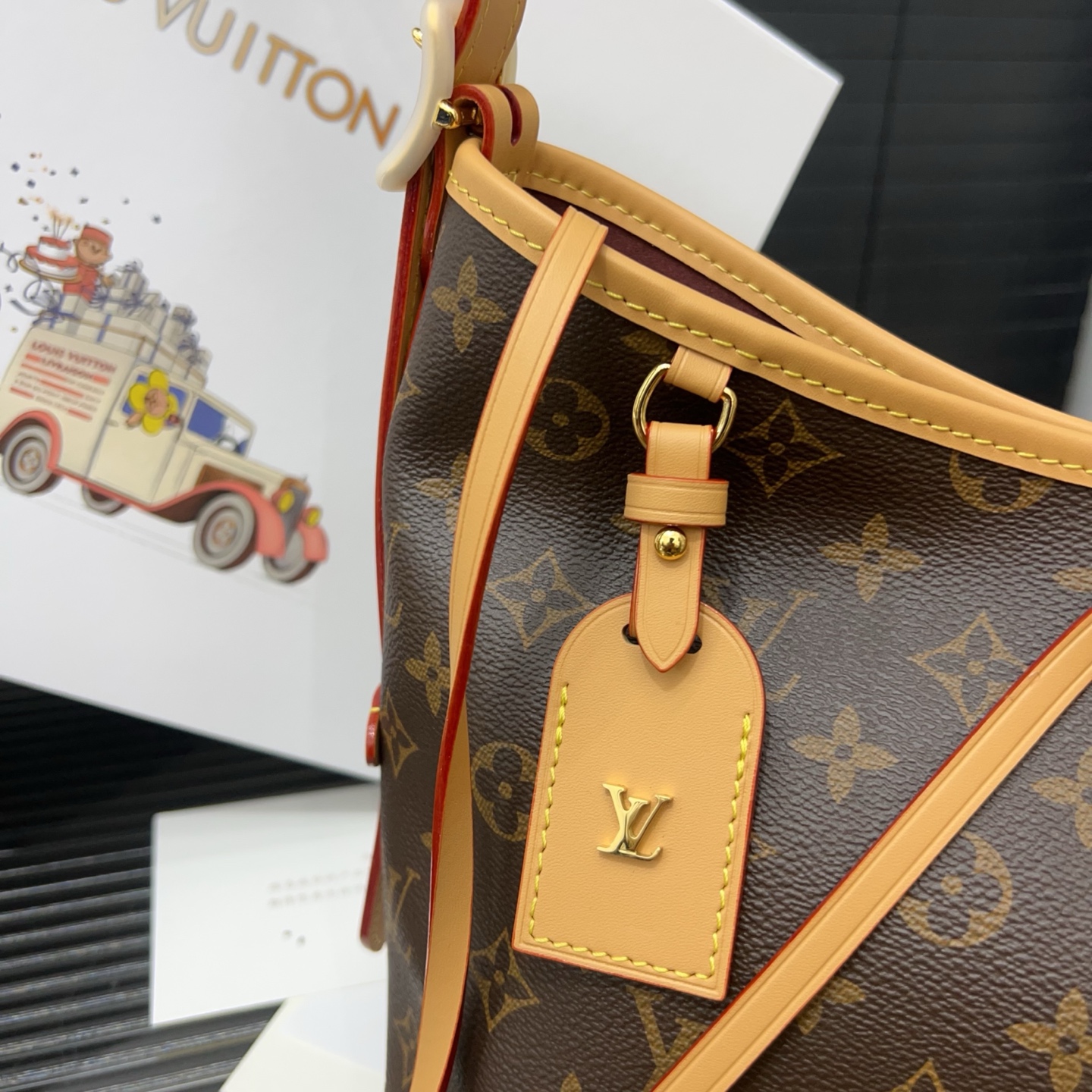 P250 Louisvuitton 路易威登  
LV Carryall MM 托特机车包 单肩斜挎包 男女通用 实物拍摄 配送飞机礼盒  30 x 24 cm。