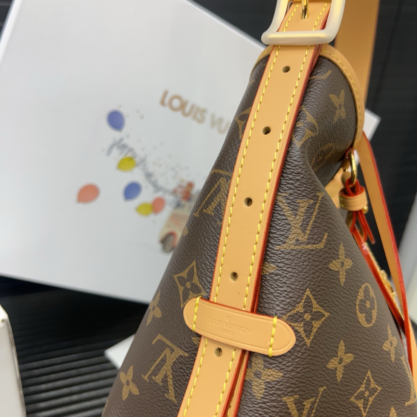 P250 Louisvuitton 路易威登  
LV Carryall MM 托特机车包 单肩斜挎包 男女通用 实物拍摄 配送飞机礼盒  30 x 24 cm。