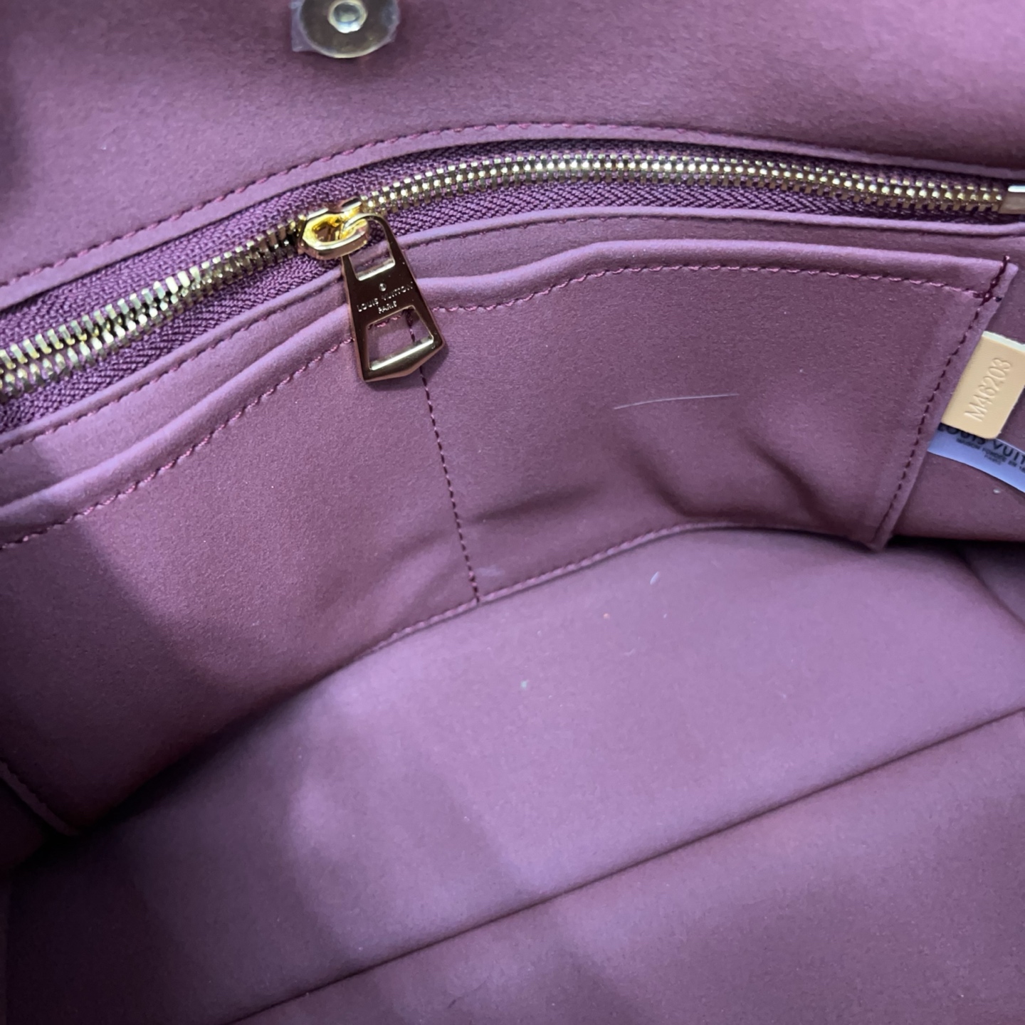 P250 Louisvuitton 路易威登  
LV Carryall MM 托特机车包 单肩斜挎包 男女通用 实物拍摄 配送飞机礼盒  30 x 24 cm。