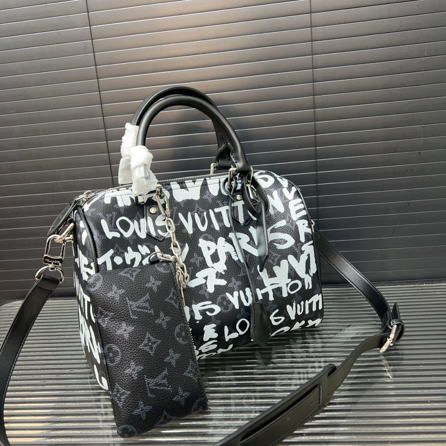 P170 Louisvuitton 路易威登
Lv  x nigo 联名 Speedy p39 soft 30 单肩斜挎包 枕头包 男女通用 采用经典百搭 实物拍摄 原厂原版面料  高端品质 配送防尘袋  30cm。