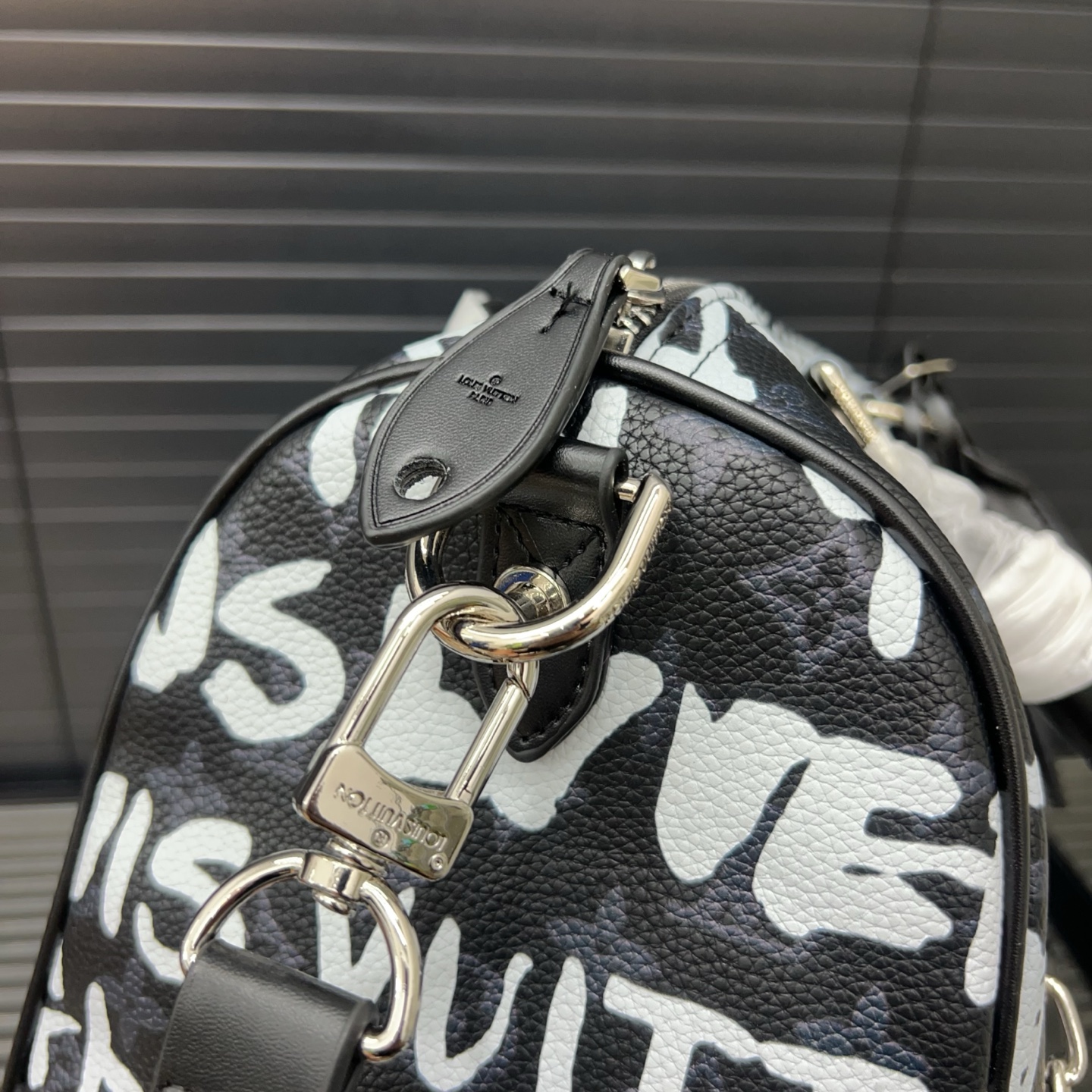 P170 Louisvuitton 路易威登
Lv  x nigo 联名 Speedy p39 soft 30 单肩斜挎包 枕头包 男女通用 采用经典百搭 实物拍摄 原厂原版面料  高端品质 配送防尘袋  30cm。