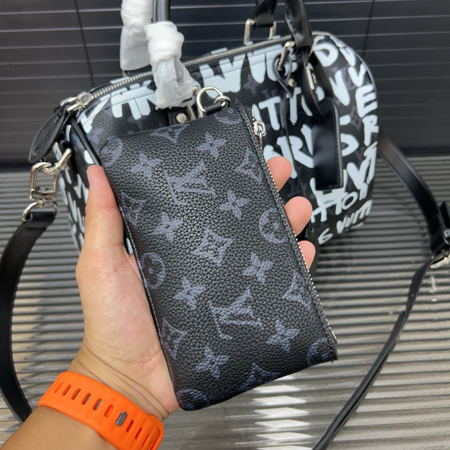 P170 Louisvuitton 路易威登
Lv  x nigo 联名 Speedy p39 soft 30 单肩斜挎包 枕头包 男女通用 采用经典百搭 实物拍摄 原厂原版面料  高端品质 配送防尘袋  30cm。