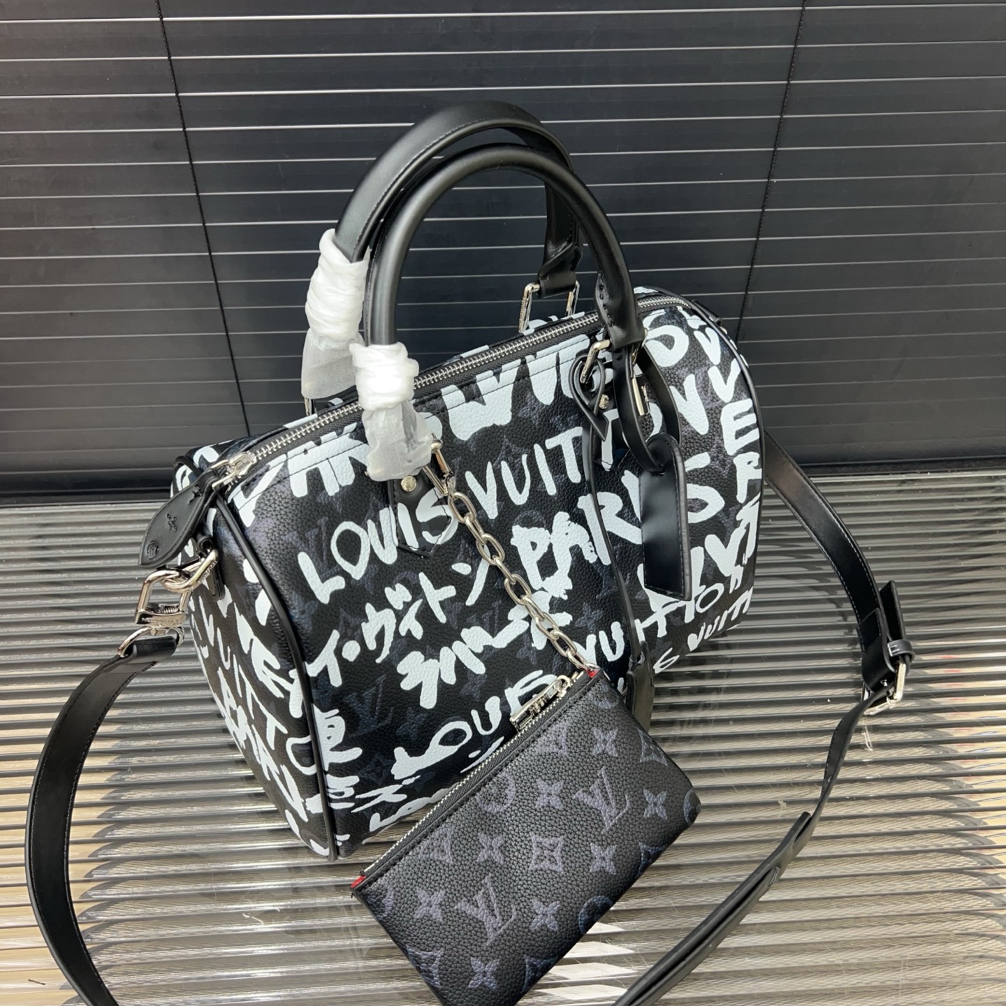 P170 Louisvuitton 路易威登
Lv  x nigo 联名 Speedy p39 soft 30 单肩斜挎包 枕头包 男女通用 采用经典百搭 实物拍摄 原厂原版面料  高端品质 配送防尘袋  30cm。