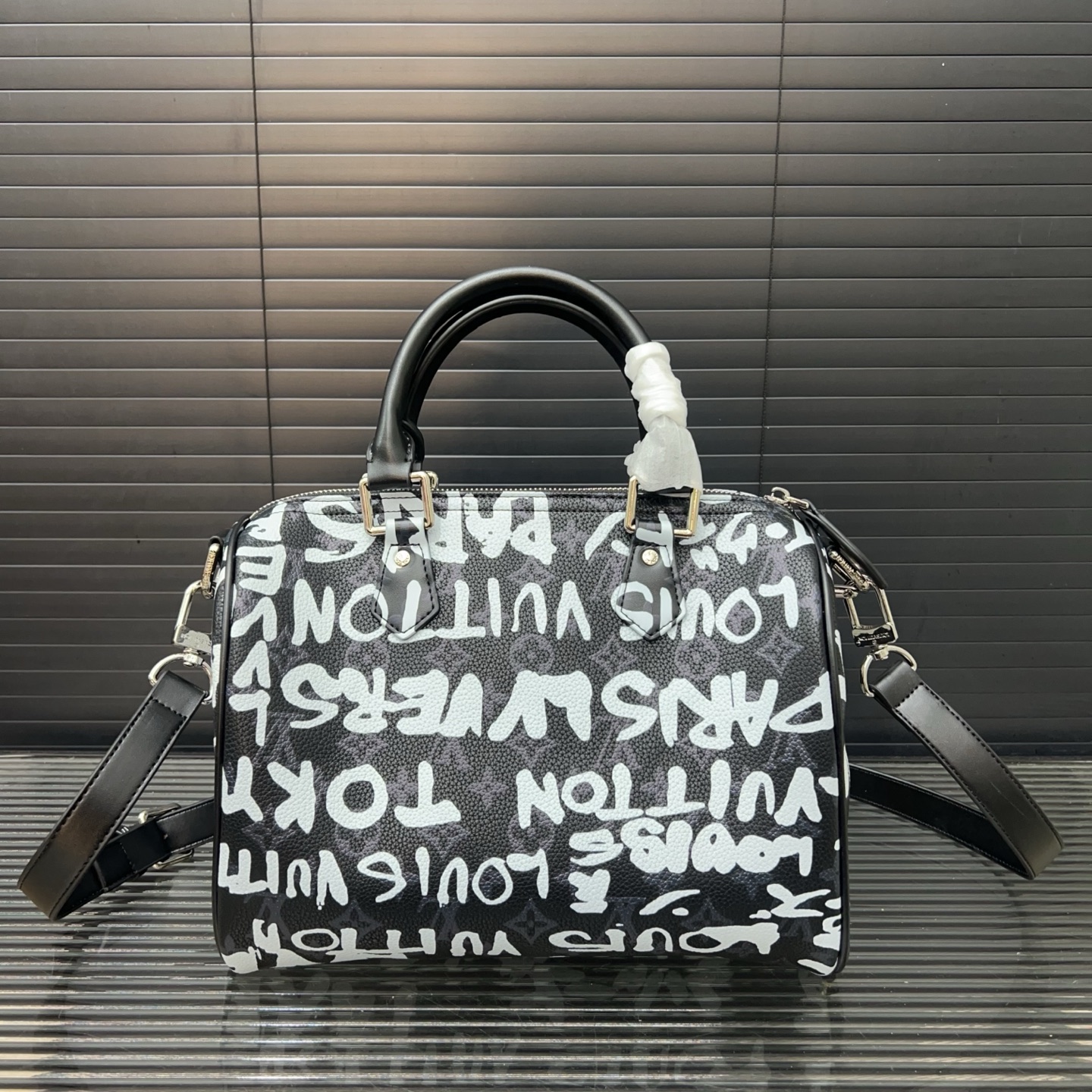 P170 Louisvuitton 路易威登
Lv  x nigo 联名 Speedy p39 soft 30 单肩斜挎包 枕头包 男女通用 采用经典百搭 实物拍摄 原厂原版面料  高端品质 配送防尘袋  30cm。