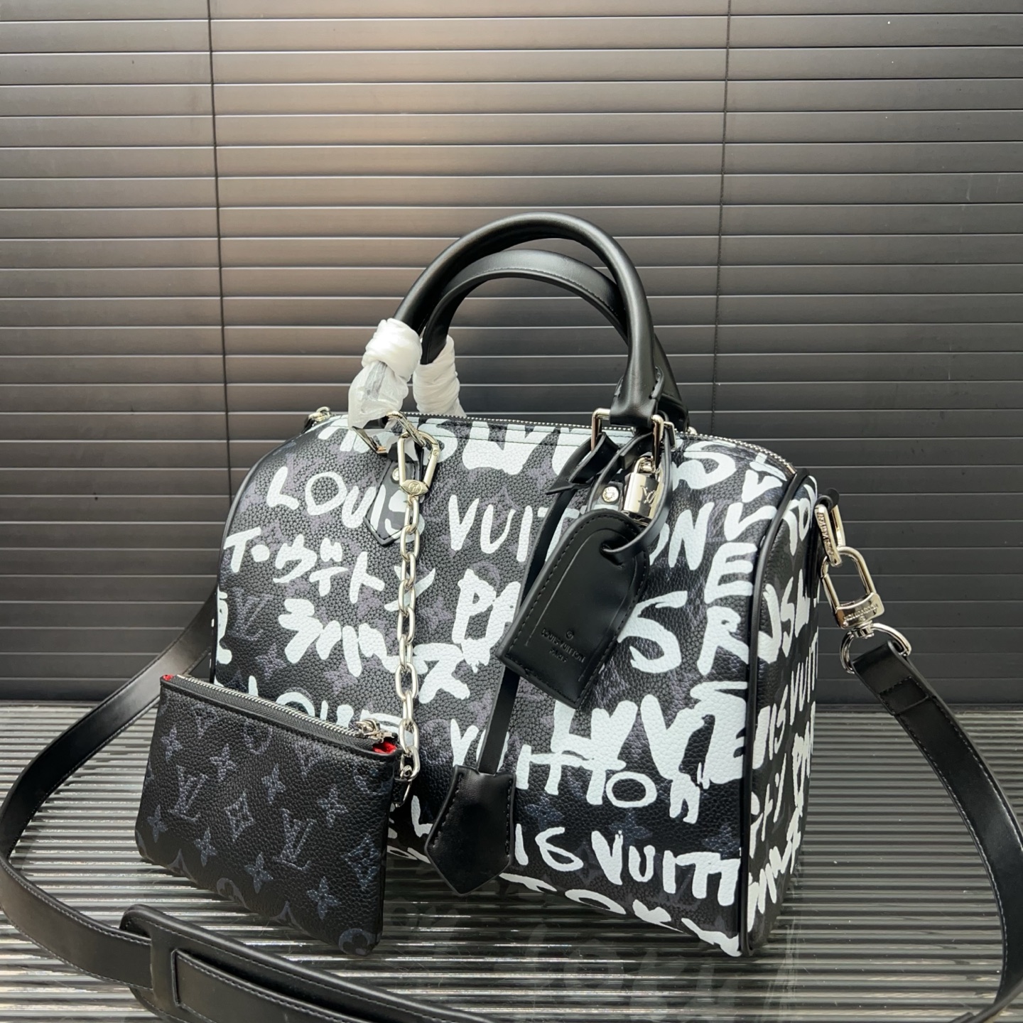 P170 Louisvuitton 路易威登
Lv  x nigo 联名 Speedy p39 soft 30 单肩斜挎包 枕头包 男女通用 采用经典百搭 实物拍摄 原厂原版面料  高端品质 配送防尘袋  30cm。