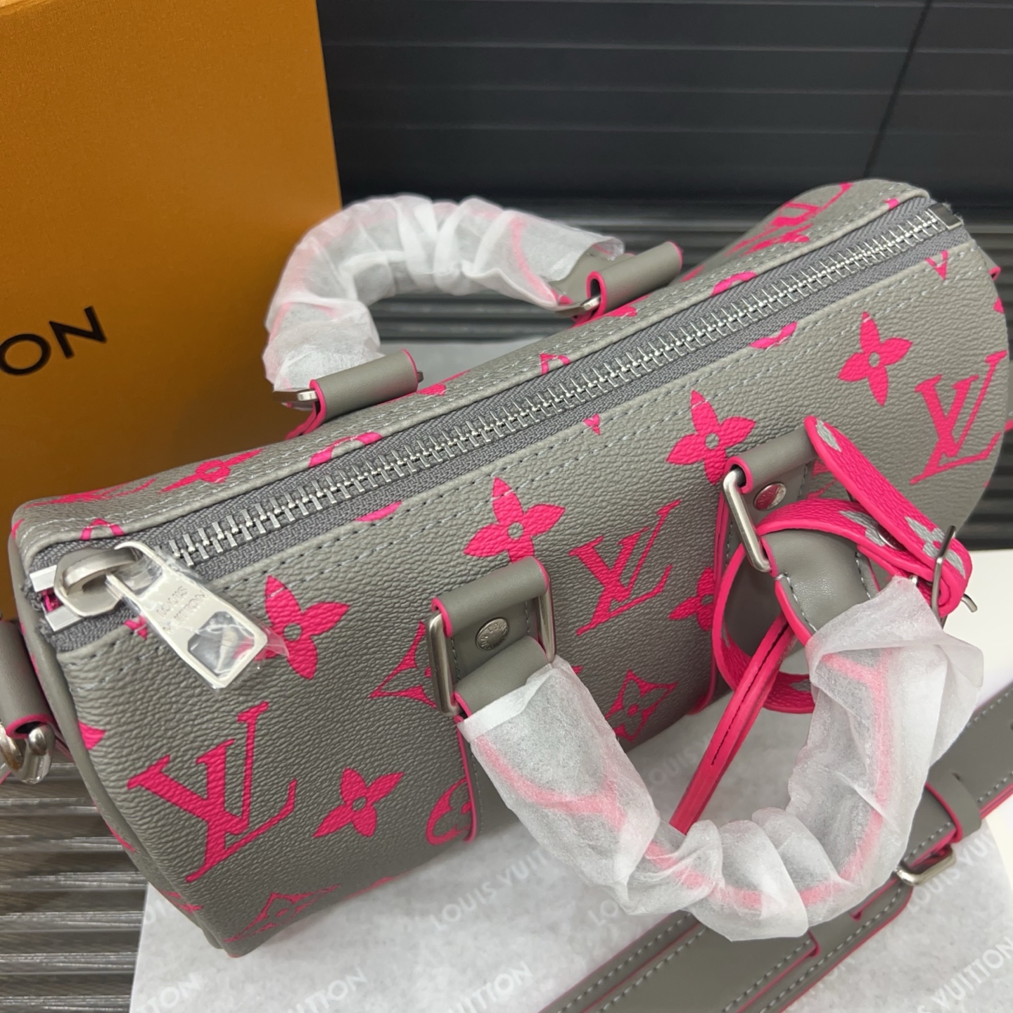 P220 Louisvuitton 路易威登  
LV KEEPALL 25 原版单肩斜挎包 实物拍摄 原厂面料  礼盒配送 规格 25 cm。