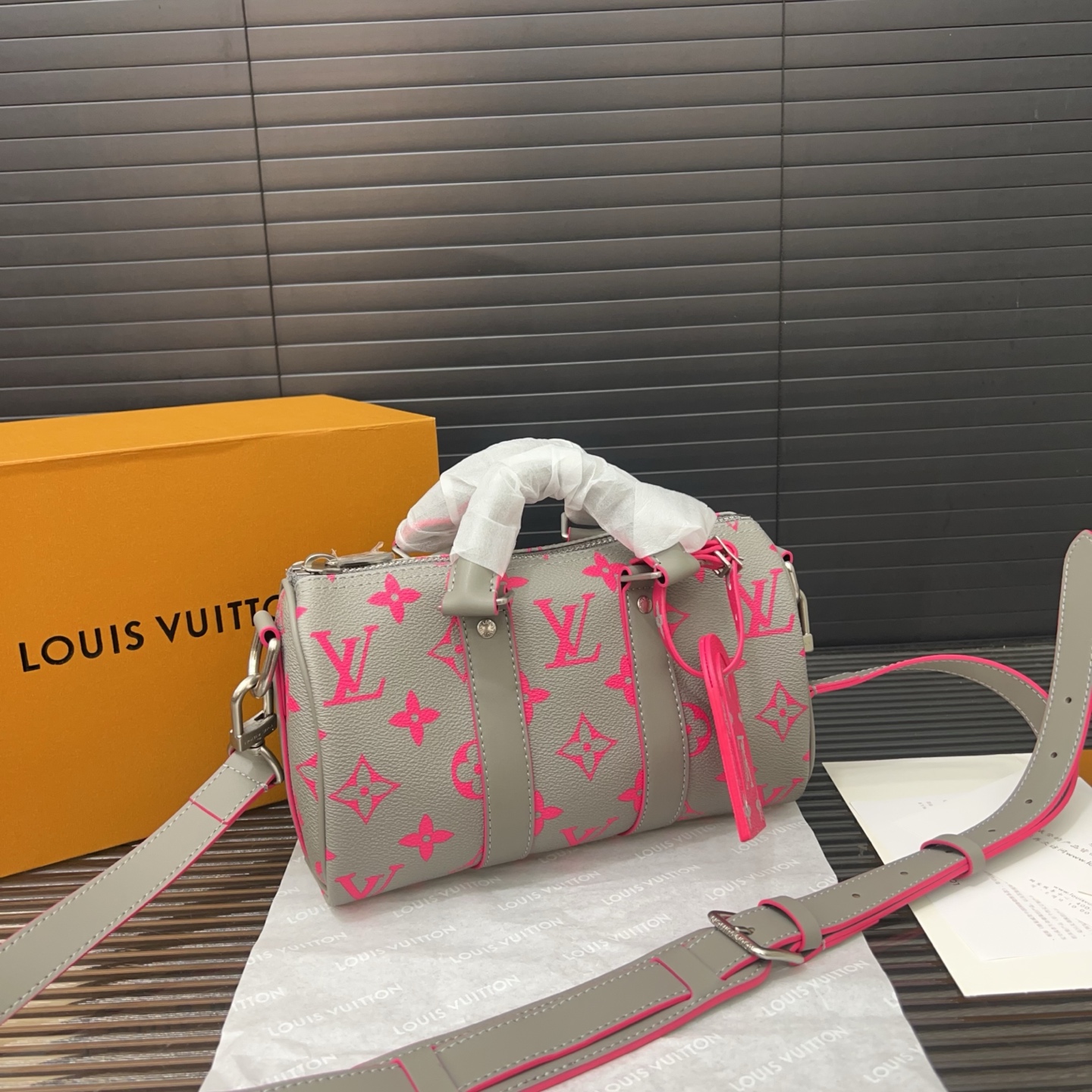 P220 Louisvuitton 路易威登  
LV KEEPALL 25 原版单肩斜挎包 实物拍摄 原厂面料  礼盒配送 规格 25 cm。