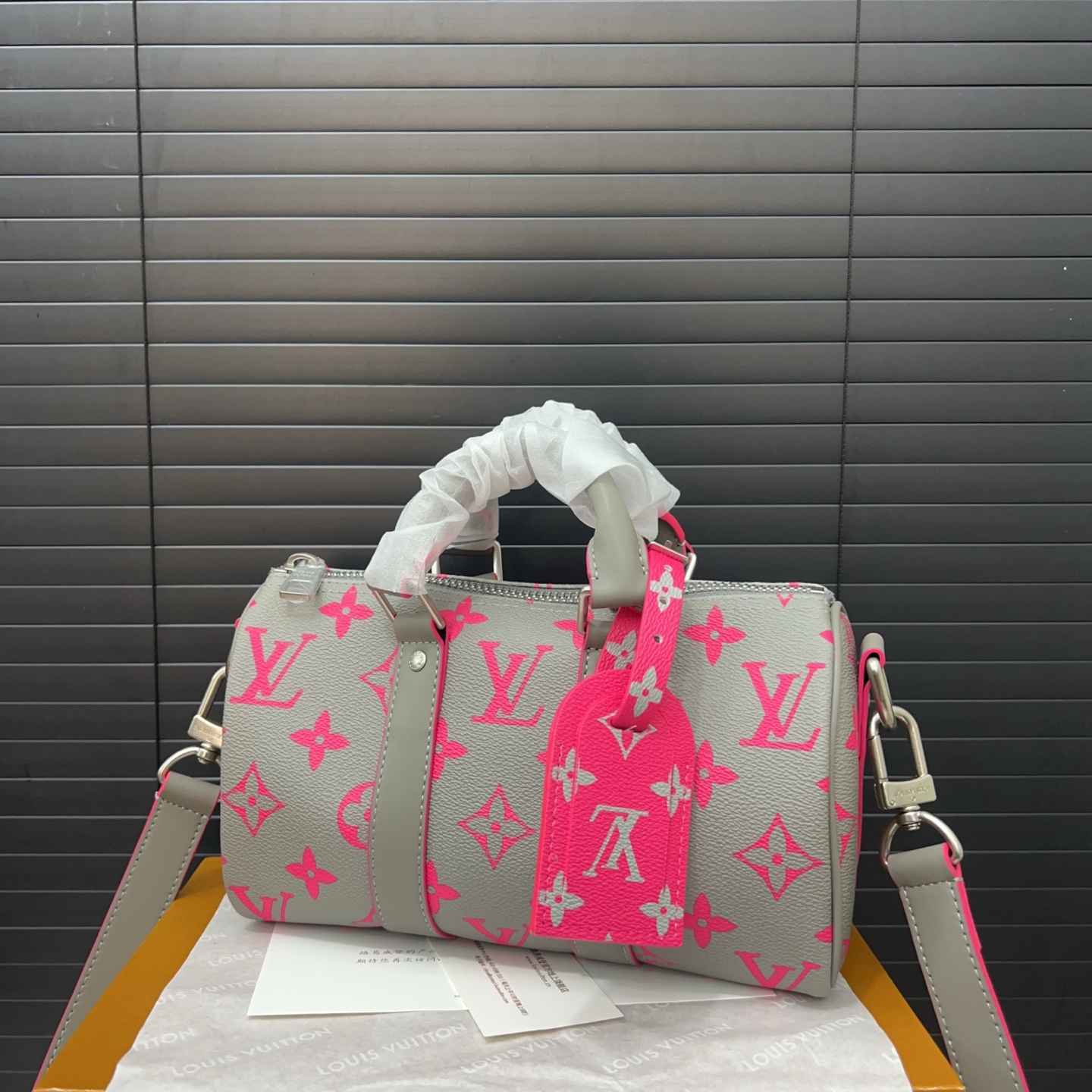 P220 Louisvuitton 路易威登  
LV KEEPALL 25 原版单肩斜挎包 实物拍摄 原厂面料  礼盒配送 规格 25 cm。