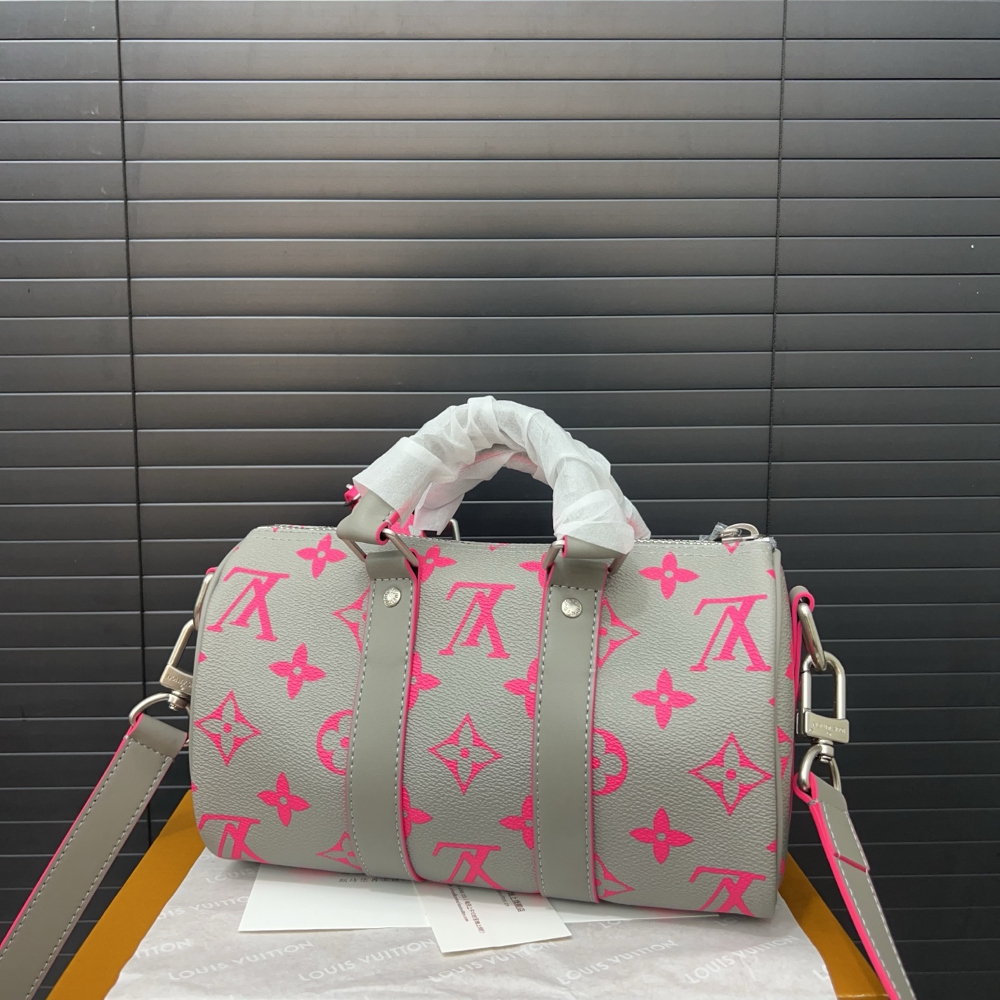 P220 Louisvuitton 路易威登  
LV KEEPALL 25 原版单肩斜挎包 实物拍摄 原厂面料  礼盒配送 规格 25 cm。