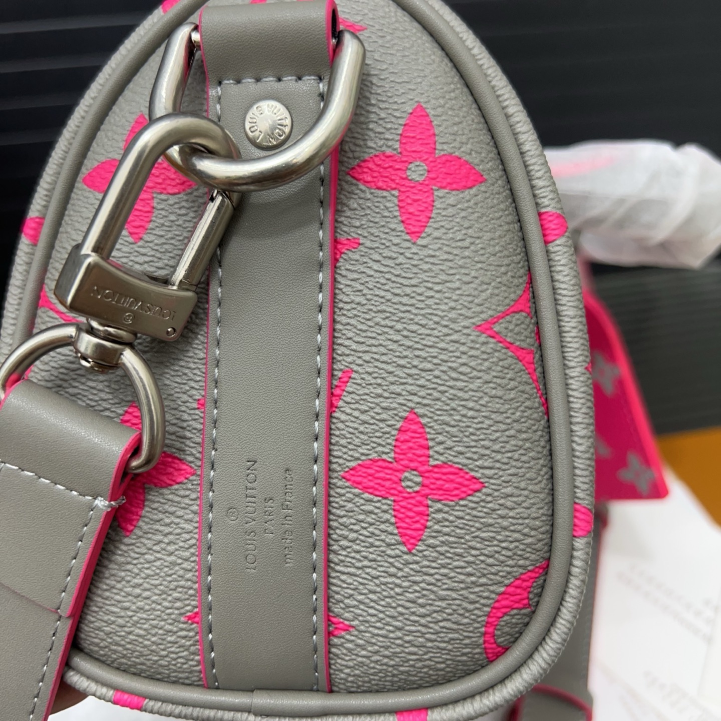 P220 Louisvuitton 路易威登  
LV KEEPALL 25 原版单肩斜挎包 实物拍摄 原厂面料  礼盒配送 规格 25 cm。