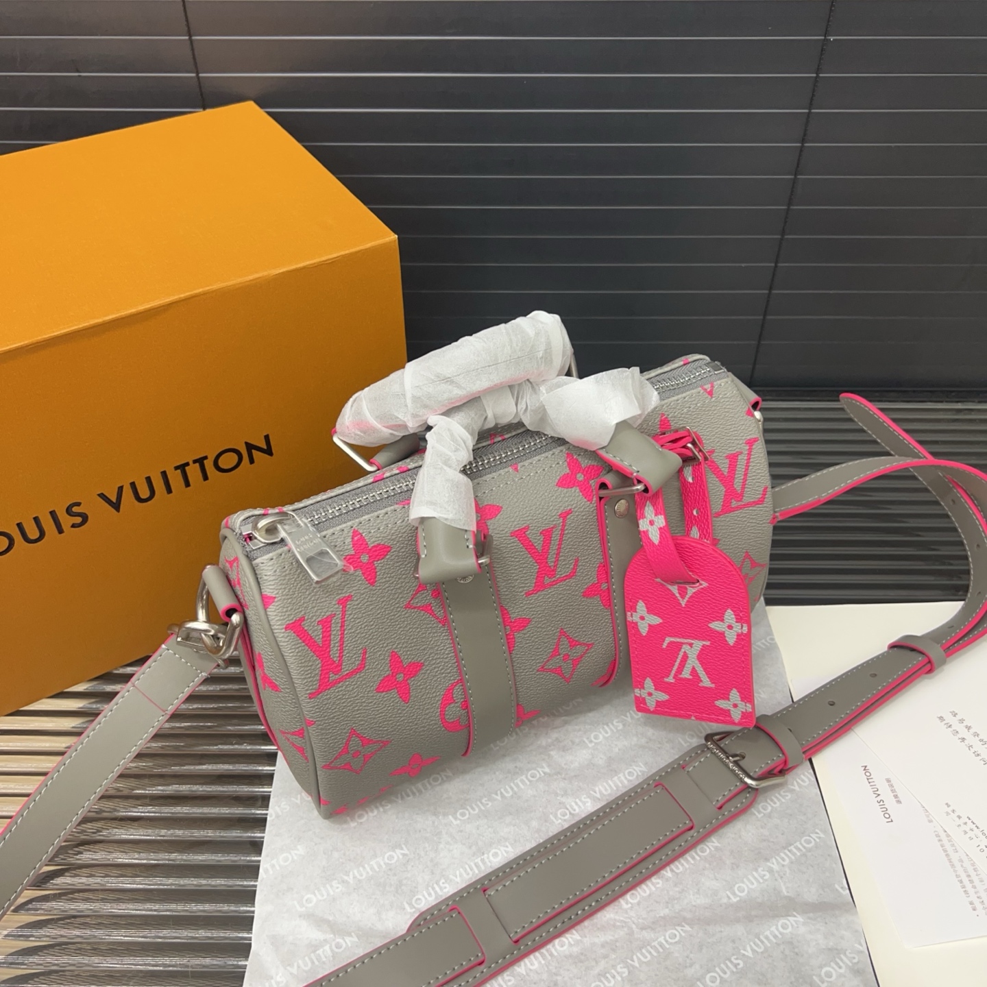 P220 Louisvuitton 路易威登  
LV KEEPALL 25 原版单肩斜挎包 实物拍摄 原厂面料  礼盒配送 规格 25 cm。