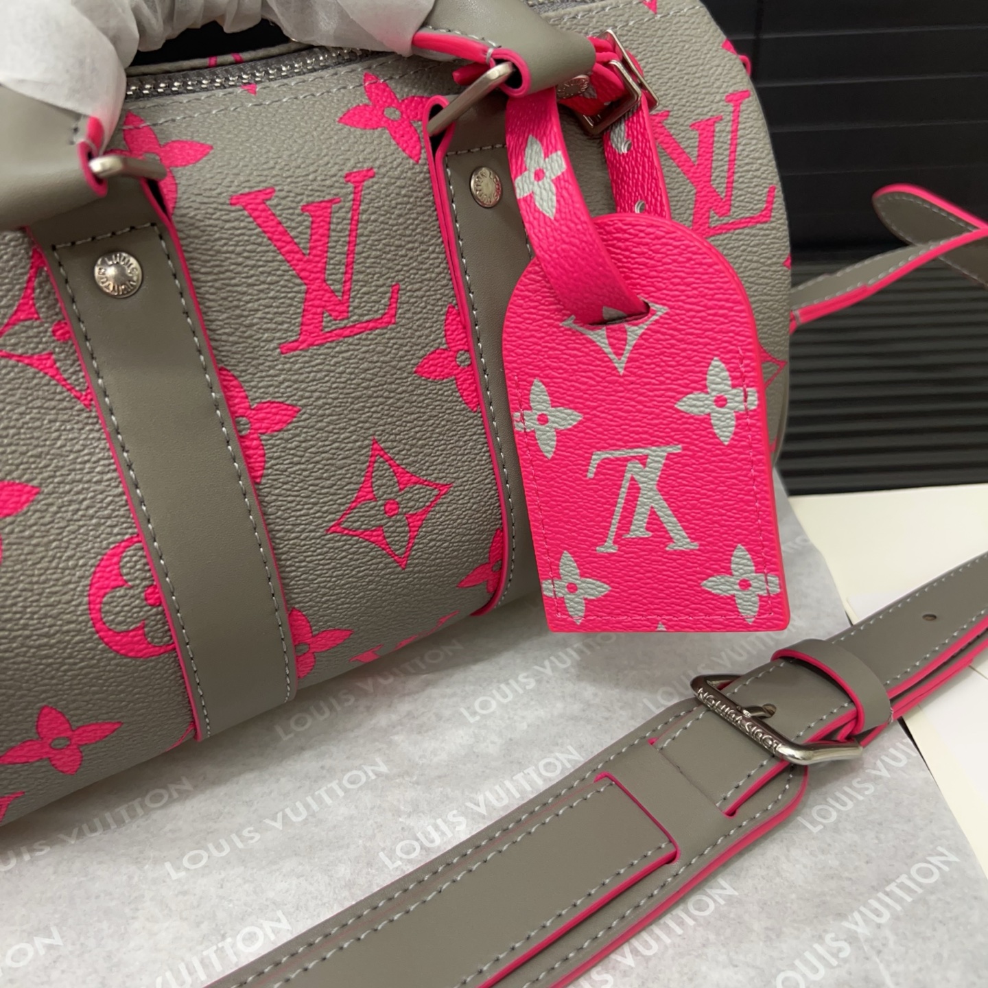 P220 Louisvuitton 路易威登  
LV KEEPALL 25 原版单肩斜挎包 实物拍摄 原厂面料  礼盒配送 规格 25 cm。