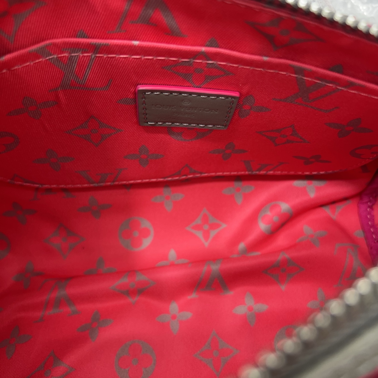 P220 Louisvuitton 路易威登  
LV KEEPALL 25 原版单肩斜挎包 实物拍摄 原厂面料  礼盒配送 规格 25 cm。