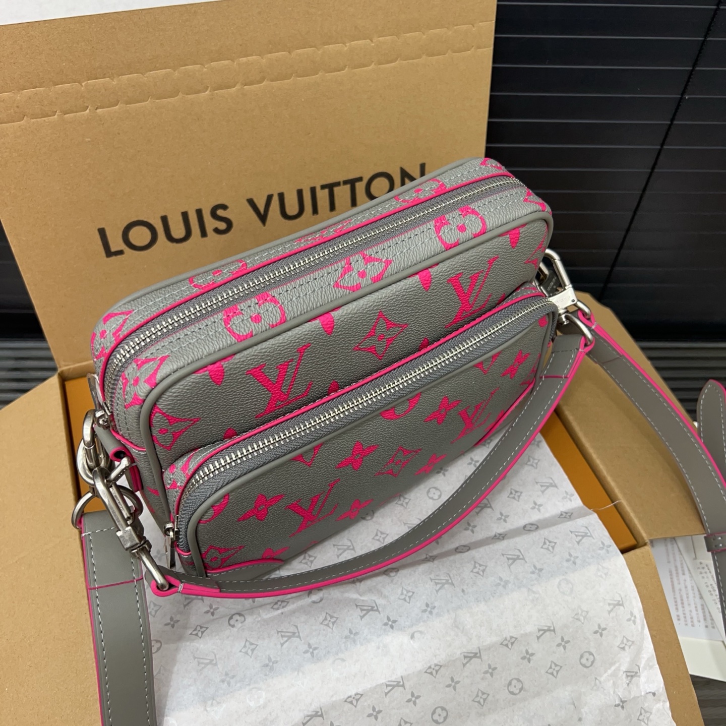 P240 Louisvuitton 路易威登
LV Nil 仿旧银色金属件 Monogram Glow 涂层帆布 单肩手提包 灰色拼粉红色 单肩斜挎手提包 邮差包 经典百搭 实物拍摄 原厂原版面料  配送防尘袋  礼盒 25 x 18 cm。