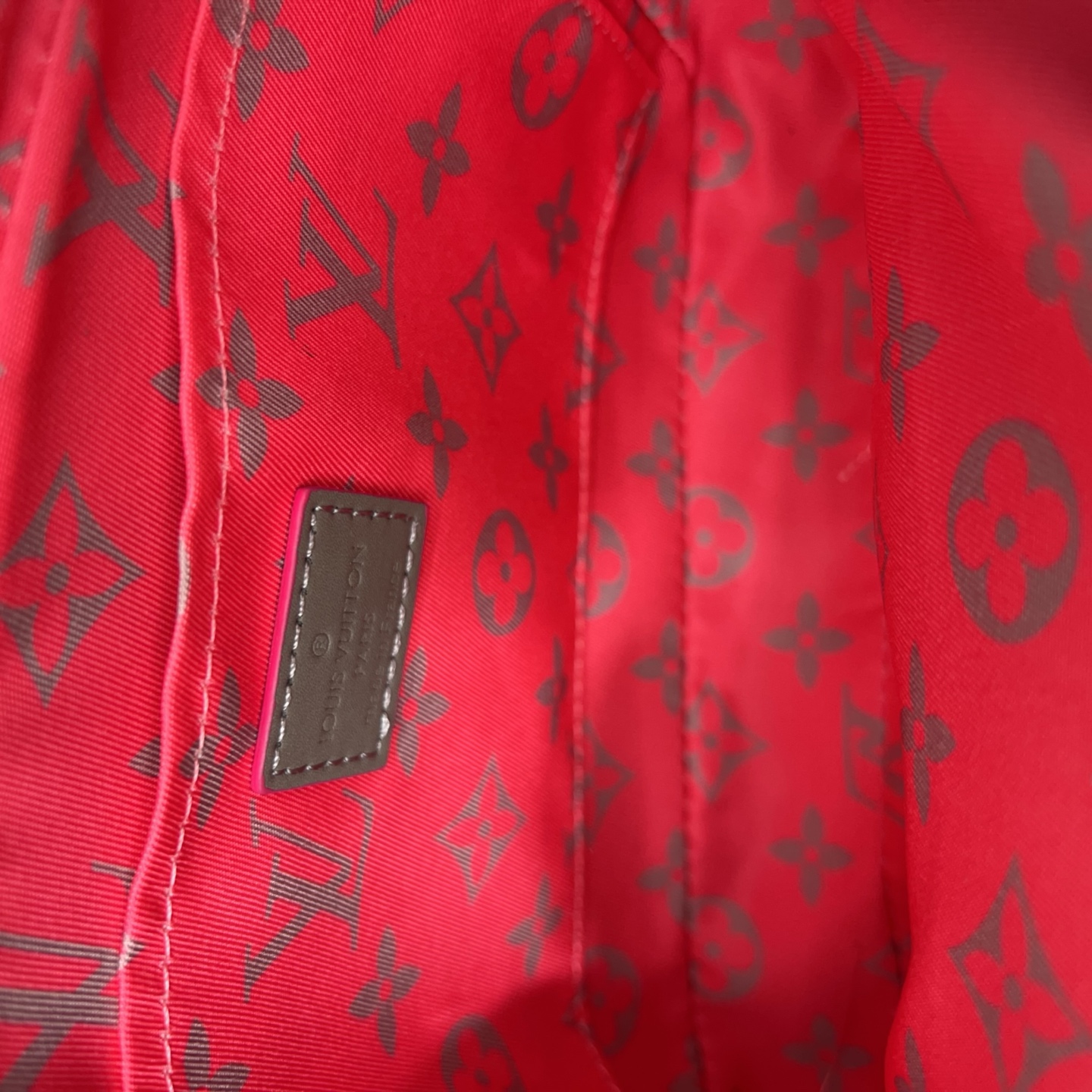 P240 Louisvuitton 路易威登
LV Nil 仿旧银色金属件 Monogram Glow 涂层帆布 单肩手提包 灰色拼粉红色 单肩斜挎手提包 邮差包 经典百搭 实物拍摄 原厂原版面料  配送防尘袋  礼盒 25 x 18 cm。