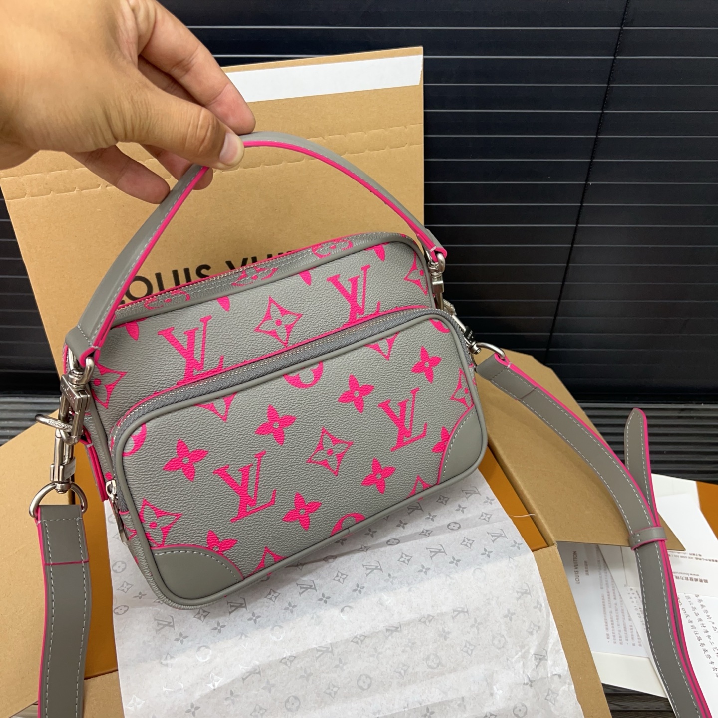 P240 Louisvuitton 路易威登
LV Nil 仿旧银色金属件 Monogram Glow 涂层帆布 单肩手提包 灰色拼粉红色 单肩斜挎手提包 邮差包 经典百搭 实物拍摄 原厂原版面料  配送防尘袋  礼盒 25 x 18 cm。