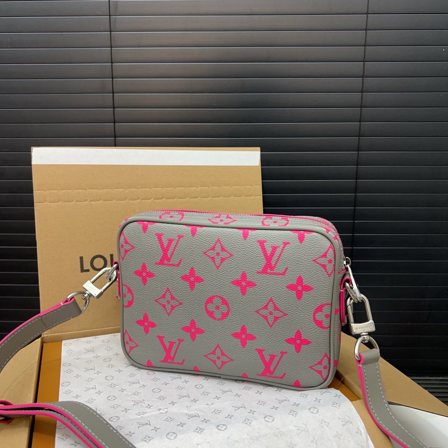 P240 Louisvuitton 路易威登
LV Nil 仿旧银色金属件 Monogram Glow 涂层帆布 单肩手提包 灰色拼粉红色 单肩斜挎手提包 邮差包 经典百搭 实物拍摄 原厂原版面料  配送防尘袋  礼盒 25 x 18 cm。