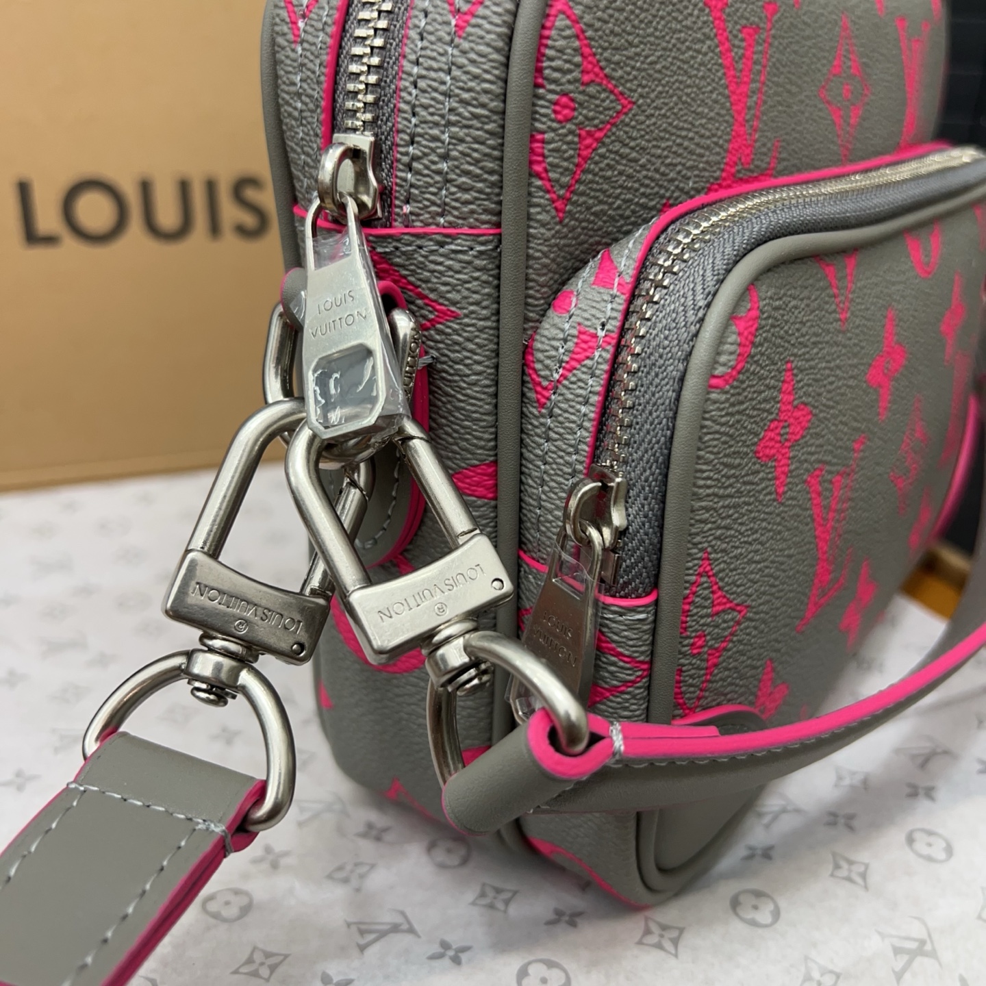 P240 Louisvuitton 路易威登
LV Nil 仿旧银色金属件 Monogram Glow 涂层帆布 单肩手提包 灰色拼粉红色 单肩斜挎手提包 邮差包 经典百搭 实物拍摄 原厂原版面料  配送防尘袋  礼盒 25 x 18 cm。
