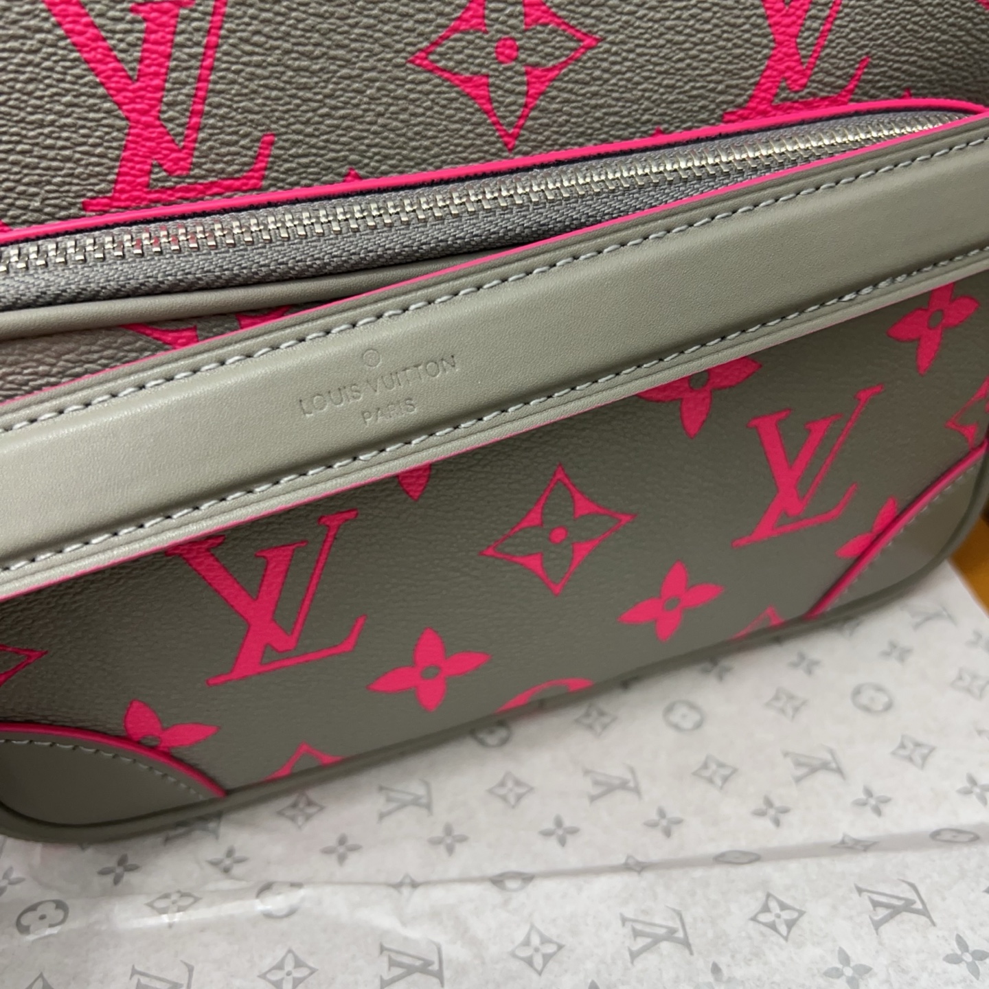 P240 Louisvuitton 路易威登
LV Nil 仿旧银色金属件 Monogram Glow 涂层帆布 单肩手提包 灰色拼粉红色 单肩斜挎手提包 邮差包 经典百搭 实物拍摄 原厂原版面料  配送防尘袋  礼盒 25 x 18 cm。