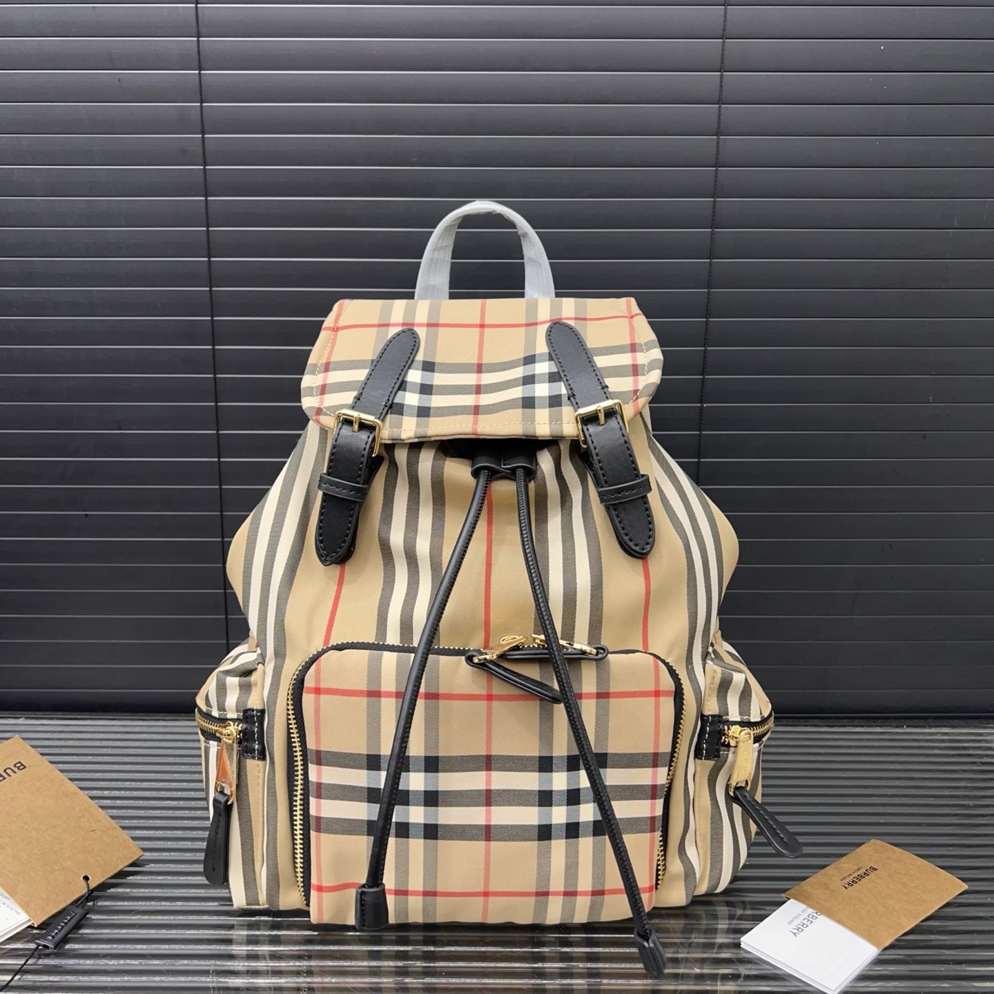 💰390 Burberry 巴宝莉 格子帆布 双肩包 背包 男女通用 实物拍摄 原厂原版面料 配送防尘袋21 x 31cm。