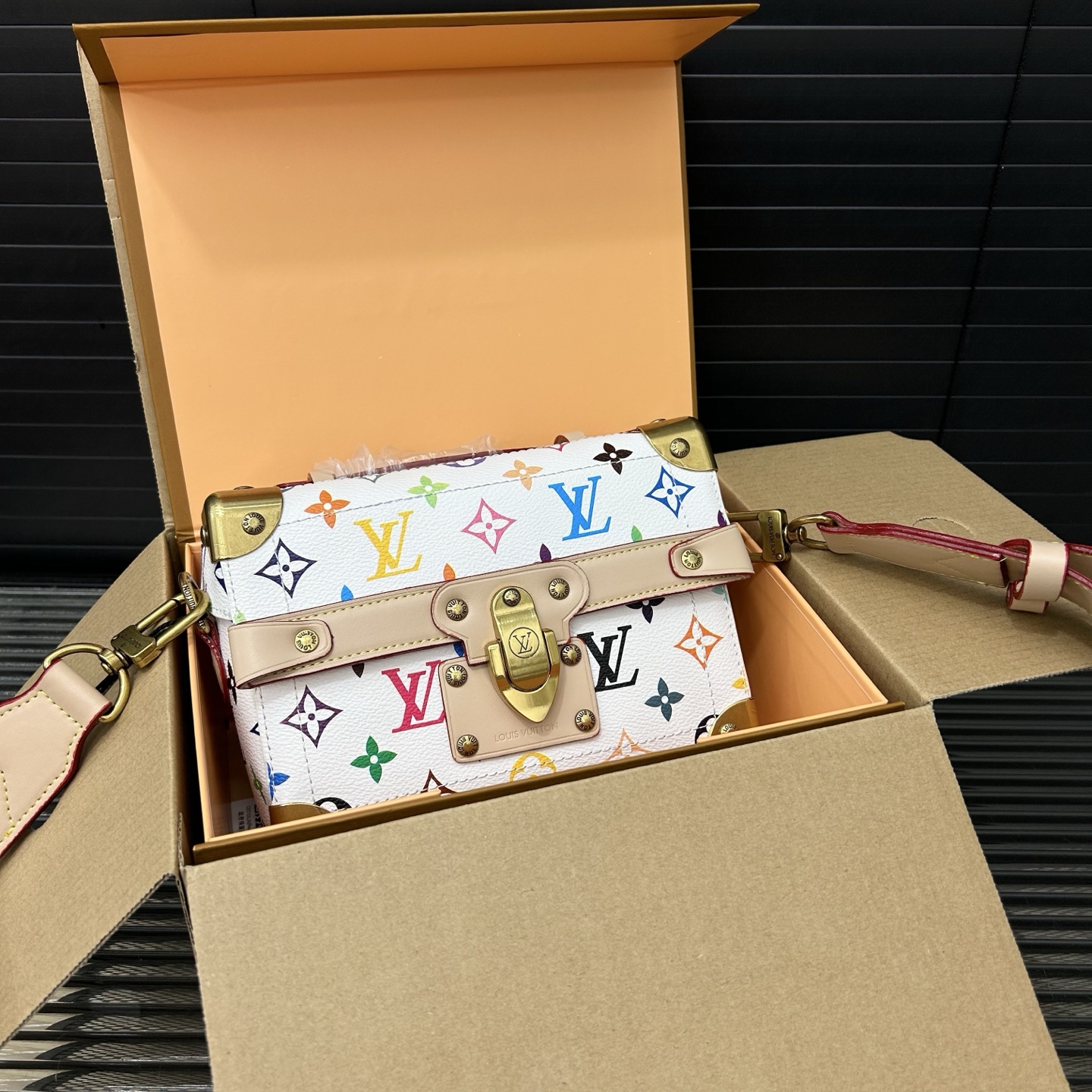 💰365 LouisVuitton 路易威登 
LV SOUL TRUNK 做旧可拆卸可调节肩带锁扣开合 Monogram Heritage涂层帆布 盒子包单肩斜挎包  男女通用相机包实物拍摄 原厂原版面料 配送礼盒 19 x 15cm。