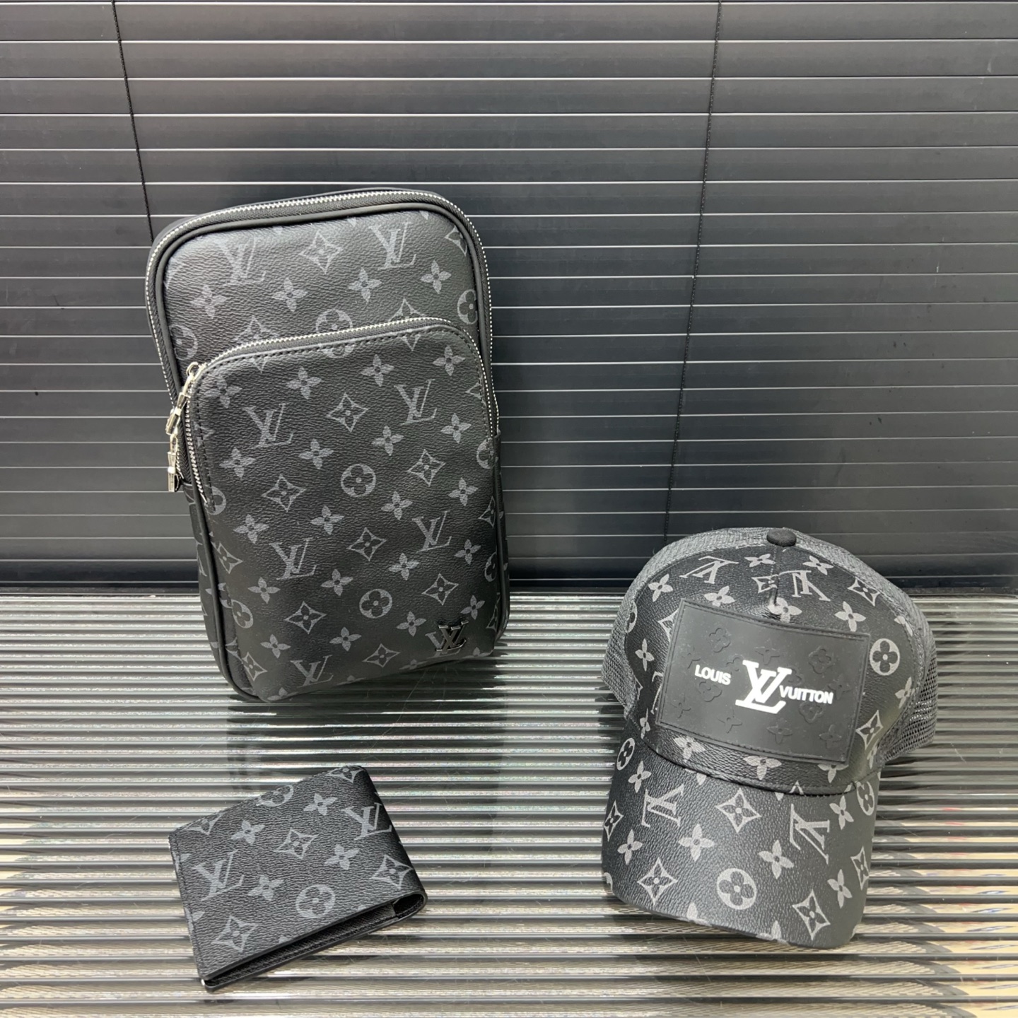 Louis Vuitton Drie-Delige Set: Tas, Portemonnee & Pet - Stijlvol & Compleet