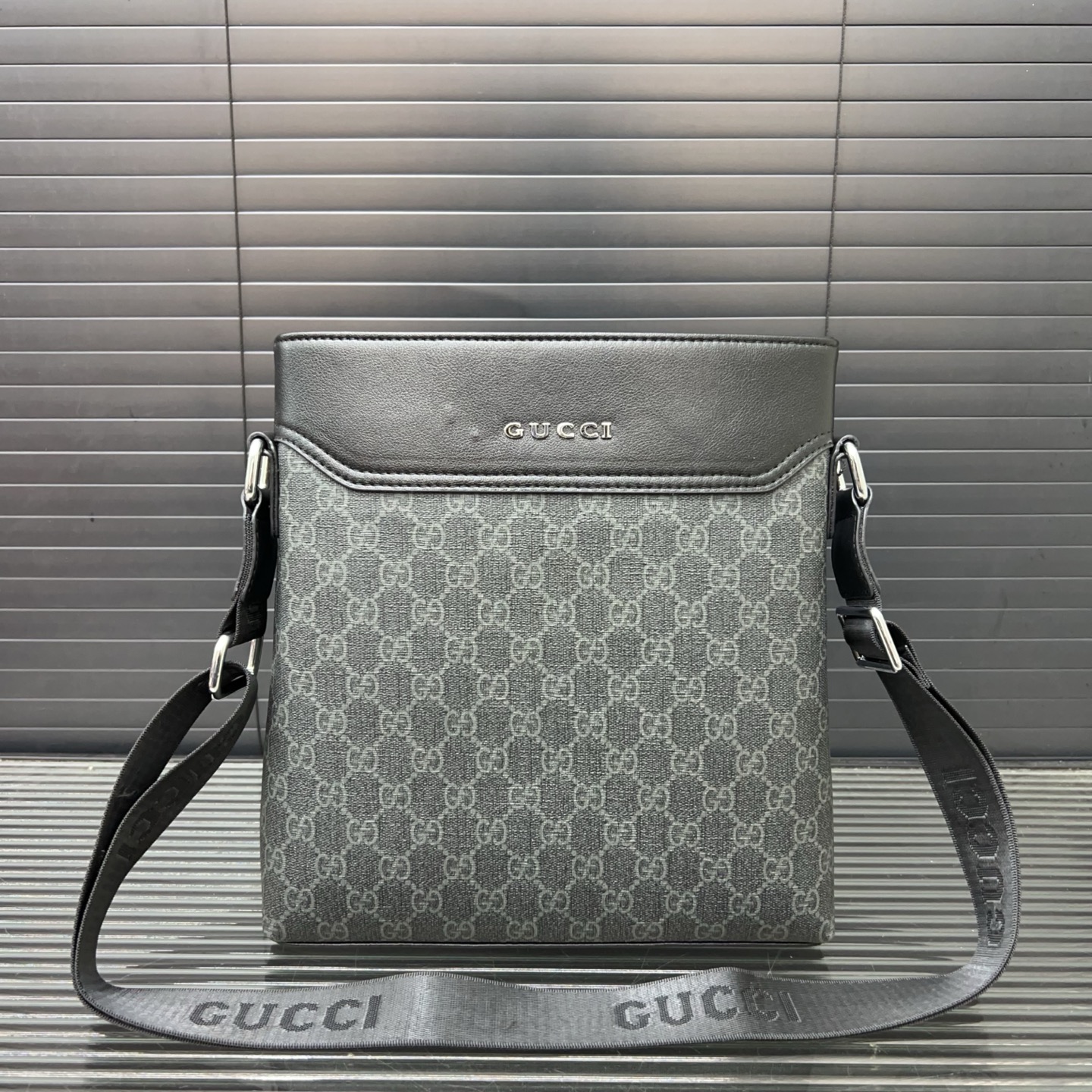 Gucci Men's Shoulder Bag, Classic Crossbody, Dust Bag Included - 28 x 24 cm