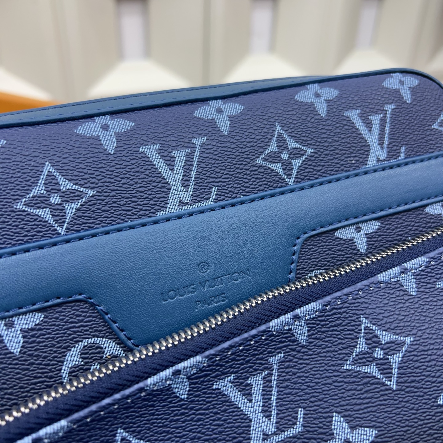 P145 Louisvuitton 路易威登
LV  TRIO三合一 Monogram 邮差包 单肩包 男女通用斜挎包 经典百搭 实物拍摄    配送防尘袋 礼盒 25 x 18 cm。