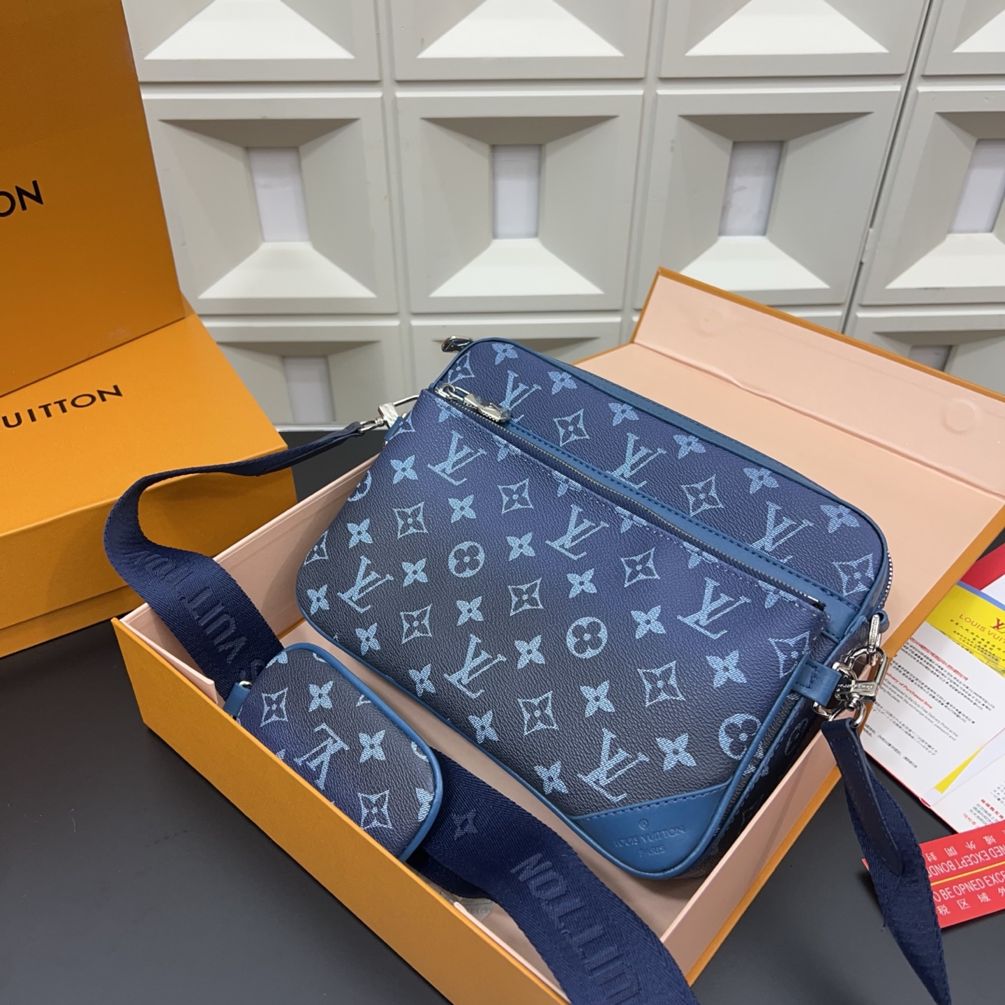 P145 Louisvuitton 路易威登
LV  TRIO三合一 Monogram 邮差包 单肩包 男女通用斜挎包 经典百搭 实物拍摄    配送防尘袋 礼盒 25 x 18 cm。