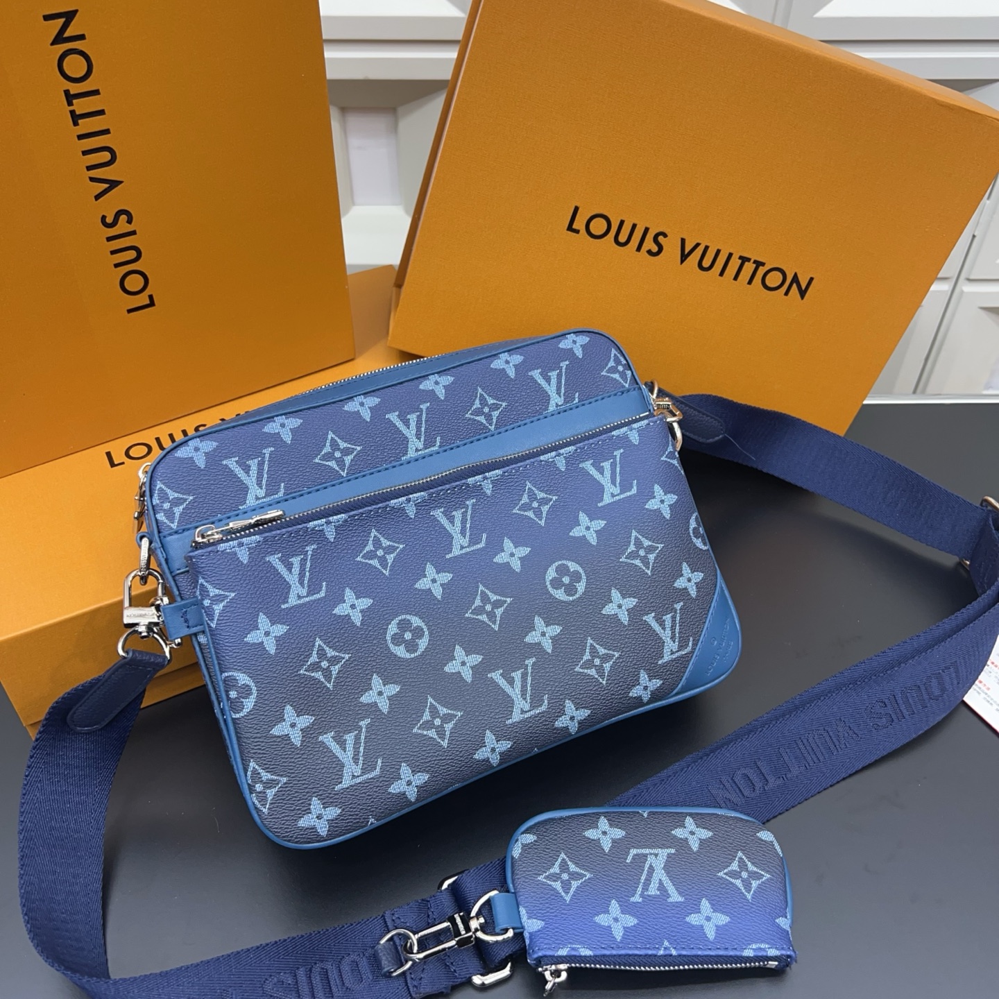 P145 Louisvuitton 路易威登
LV  TRIO三合一 Monogram 邮差包 单肩包 男女通用斜挎包 经典百搭 实物拍摄    配送防尘袋 礼盒 25 x 18 cm。