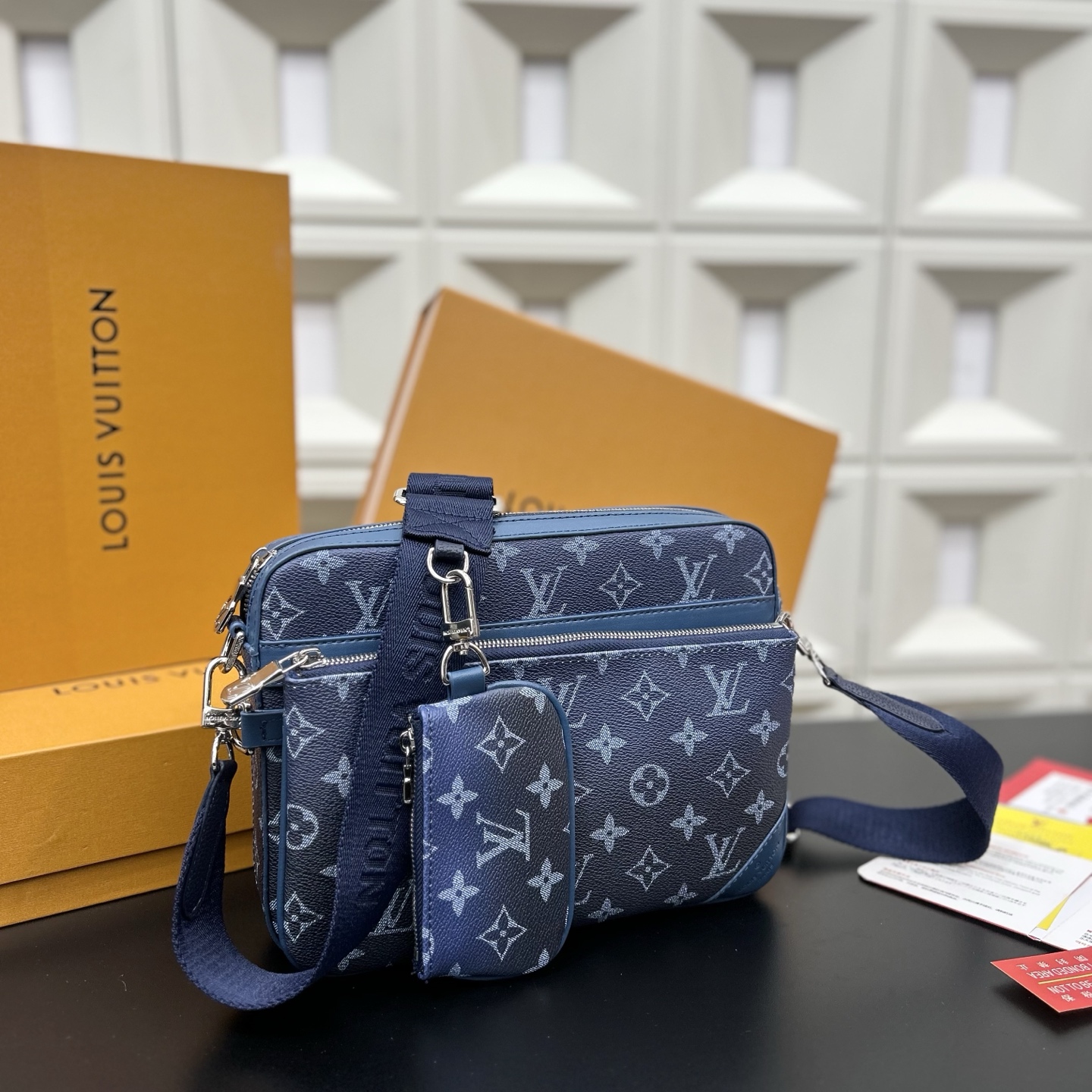 P145 Louisvuitton 路易威登
LV  TRIO三合一 Monogram 邮差包 单肩包 男女通用斜挎包 经典百搭 实物拍摄    配送防尘袋 礼盒 25 x 18 cm。