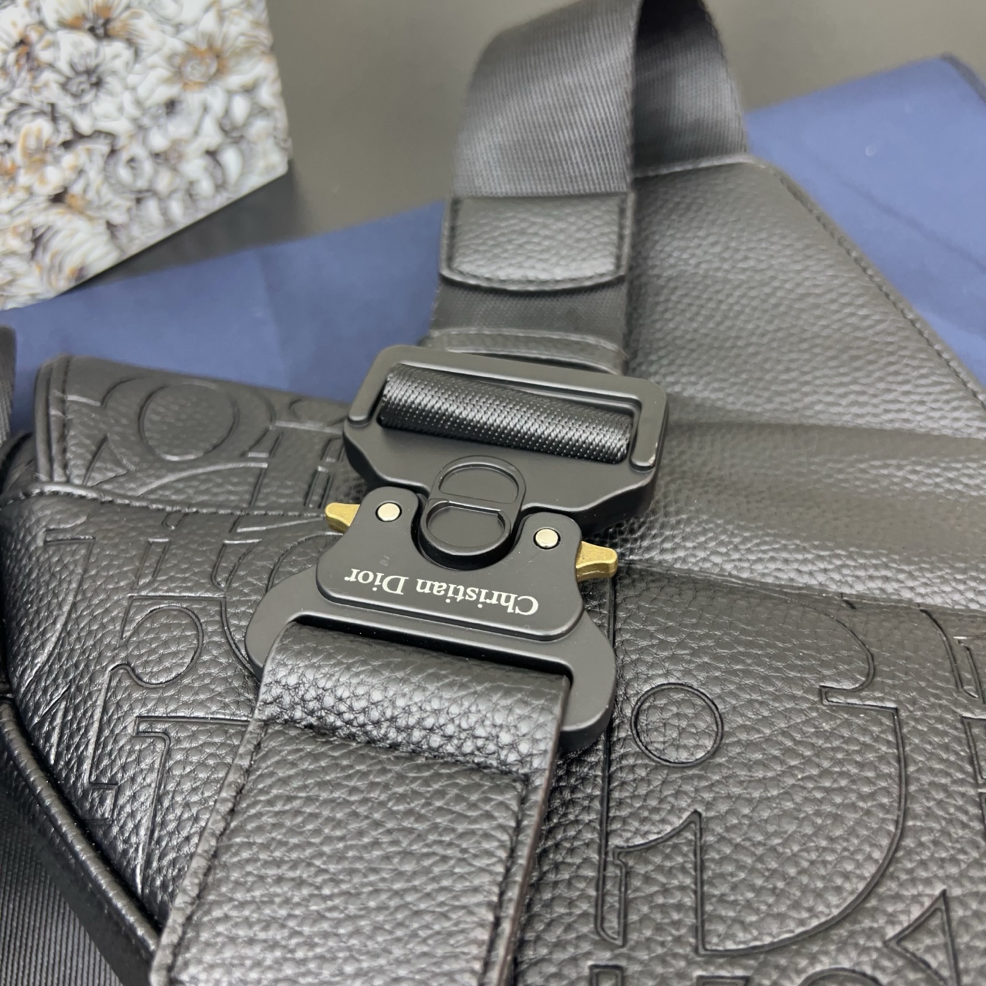 P135 DIOR 迪奥
压花马鞍包 斜挎胸包 单肩背包 男女通用 明星单品 经典百搭 实物拍摄 原厂原版面料 配送防尘袋 礼盒 26 x 19 cm。