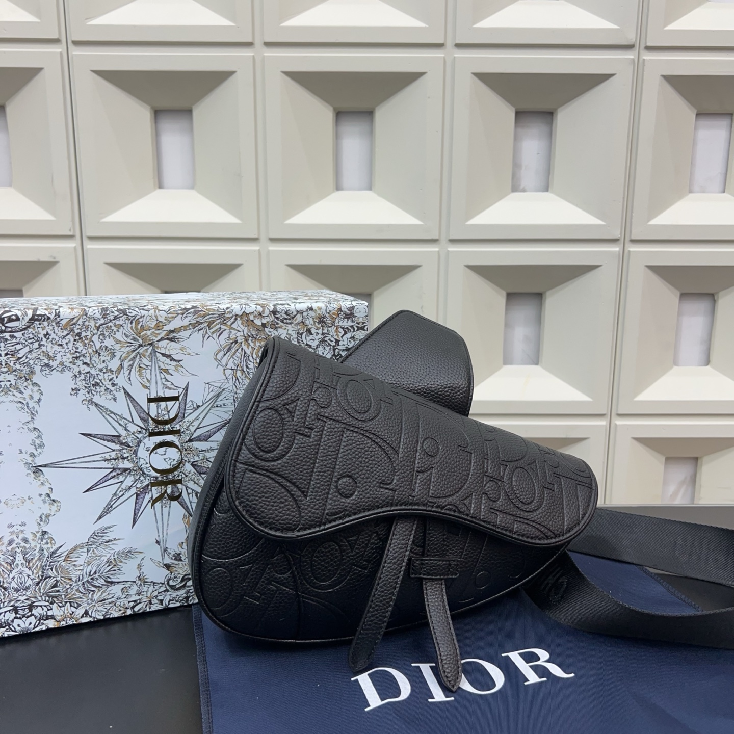 P135 DIOR 迪奥
压花马鞍包 斜挎胸包 单肩背包 男女通用 明星单品 经典百搭 实物拍摄 原厂原版面料 配送防尘袋 礼盒 26 x 19 cm。