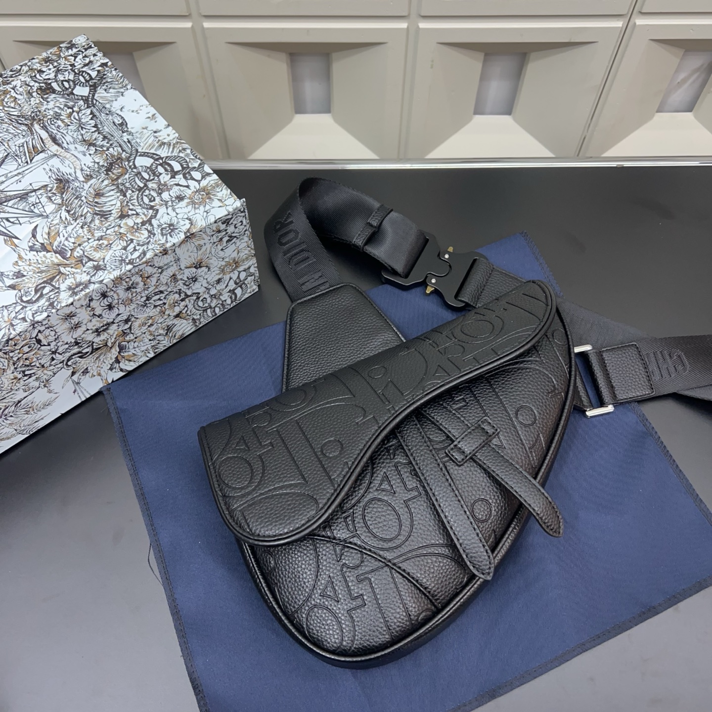 P135 DIOR 迪奥
压花马鞍包 斜挎胸包 单肩背包 男女通用 明星单品 经典百搭 实物拍摄 原厂原版面料 配送防尘袋 礼盒 26 x 19 cm。