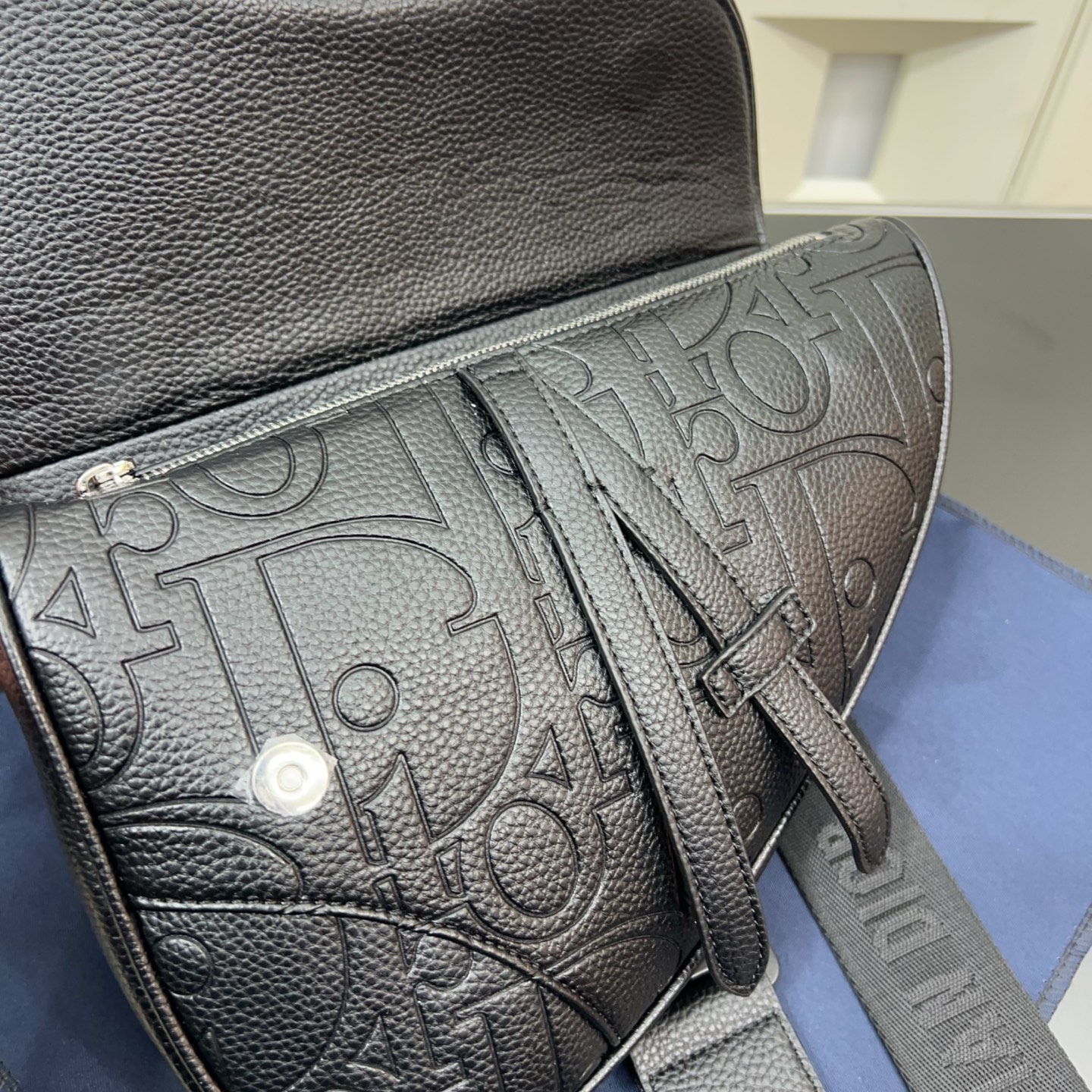 P135 DIOR 迪奥
压花马鞍包 斜挎胸包 单肩背包 男女通用 明星单品 经典百搭 实物拍摄 原厂原版面料 配送防尘袋 礼盒 26 x 19 cm。