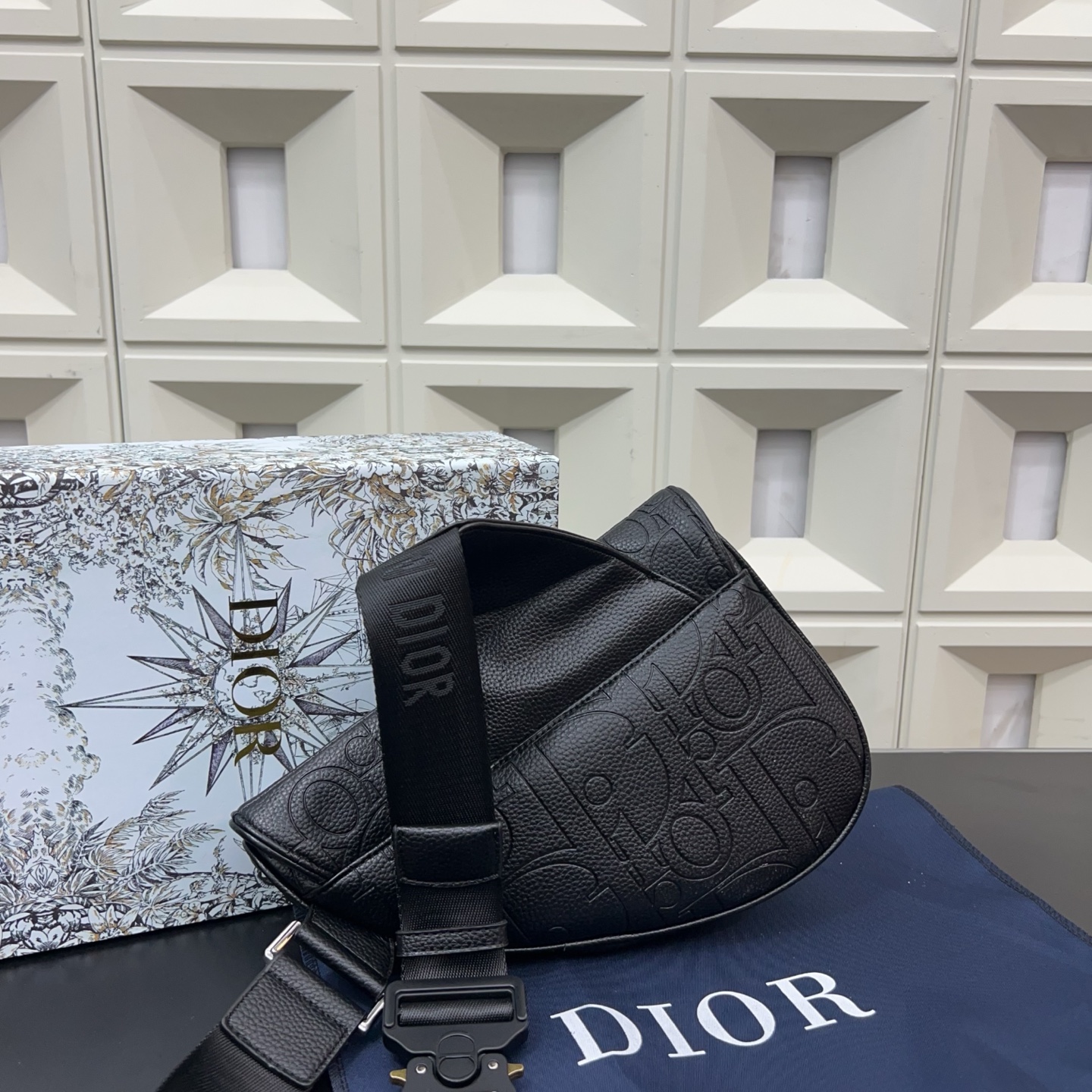 P135 DIOR 迪奥
压花马鞍包 斜挎胸包 单肩背包 男女通用 明星单品 经典百搭 实物拍摄 原厂原版面料 配送防尘袋 礼盒 26 x 19 cm。